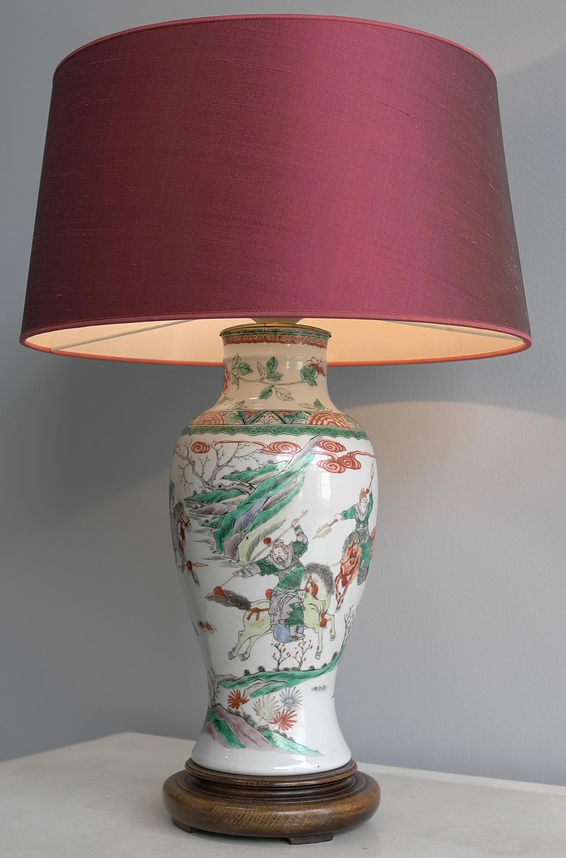 Vaso guerriero cinese montato come lampada Dinastia Qing famille Verte XIX secolo in vendita 2