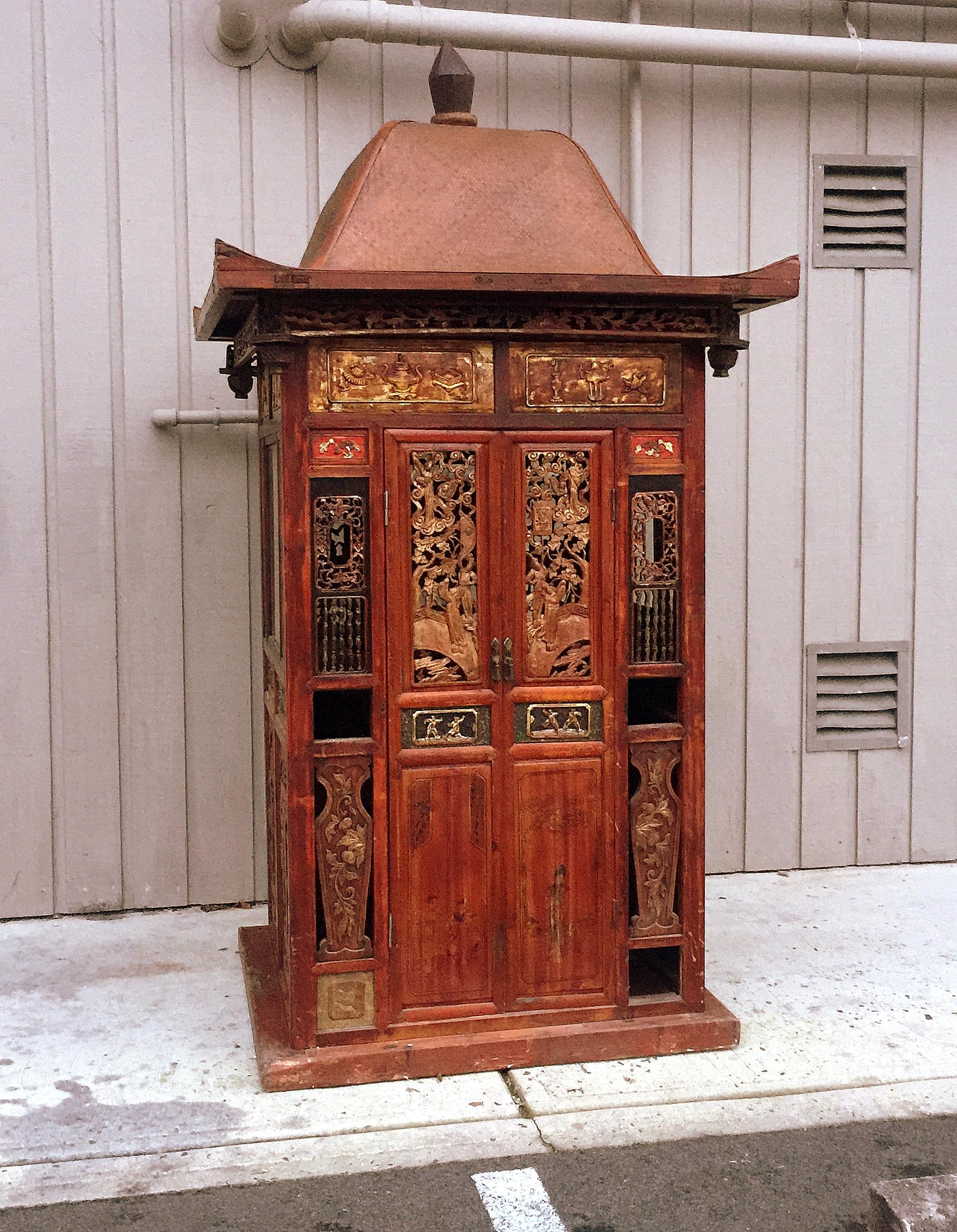 Hand-Crafted Chinese Wedding Sedan Chair For Sale