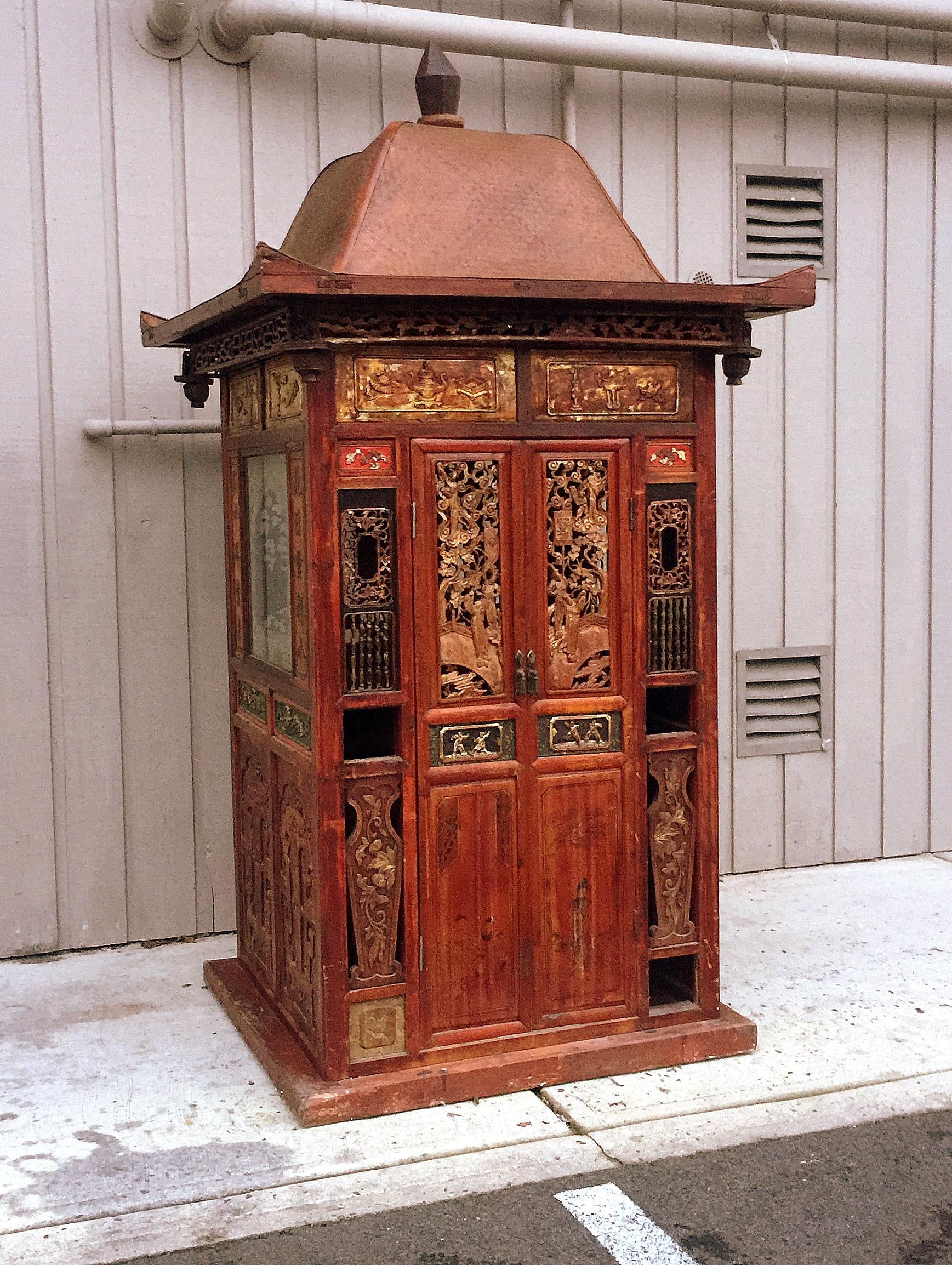 Chinese Wedding Sedan Chair In Good Condition For Sale In Greenwich, CT