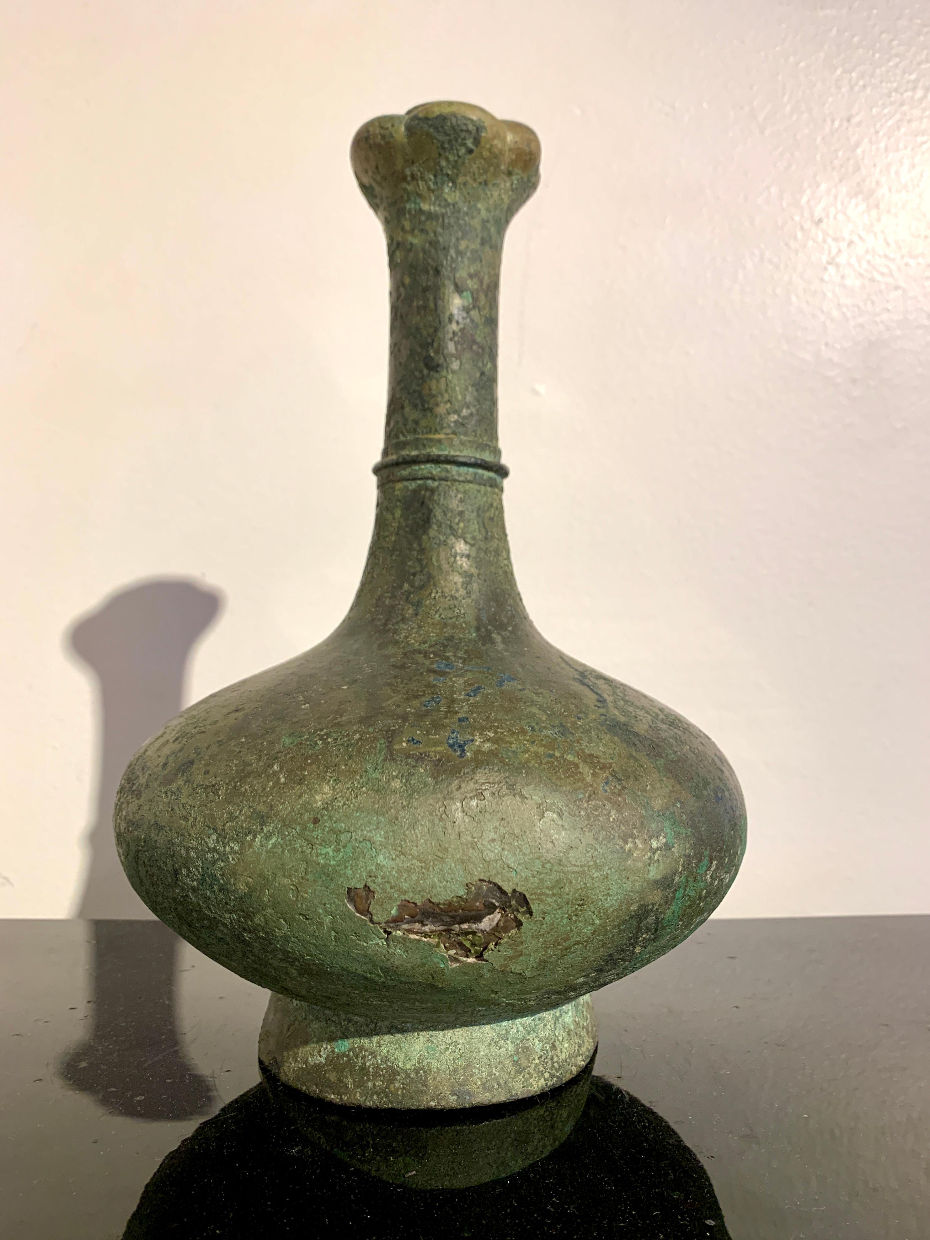 Cast Chinese Western Han Dynasty Bronze Garlic Head Vase, 206 BC - 25 AD For Sale