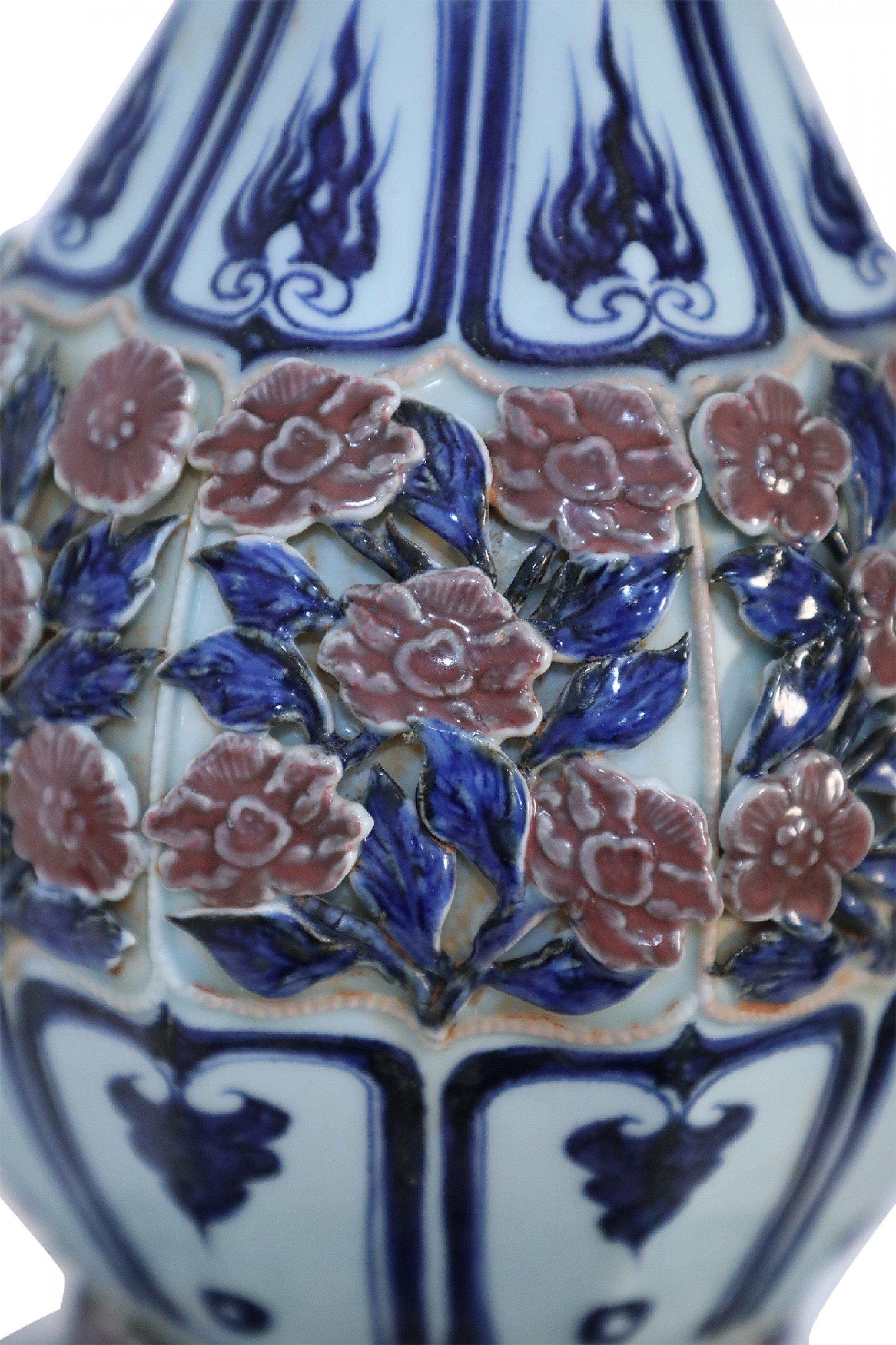 Vase chinois en porcelaine à double gourde, blanc et bleu et rose en relief en vente 2