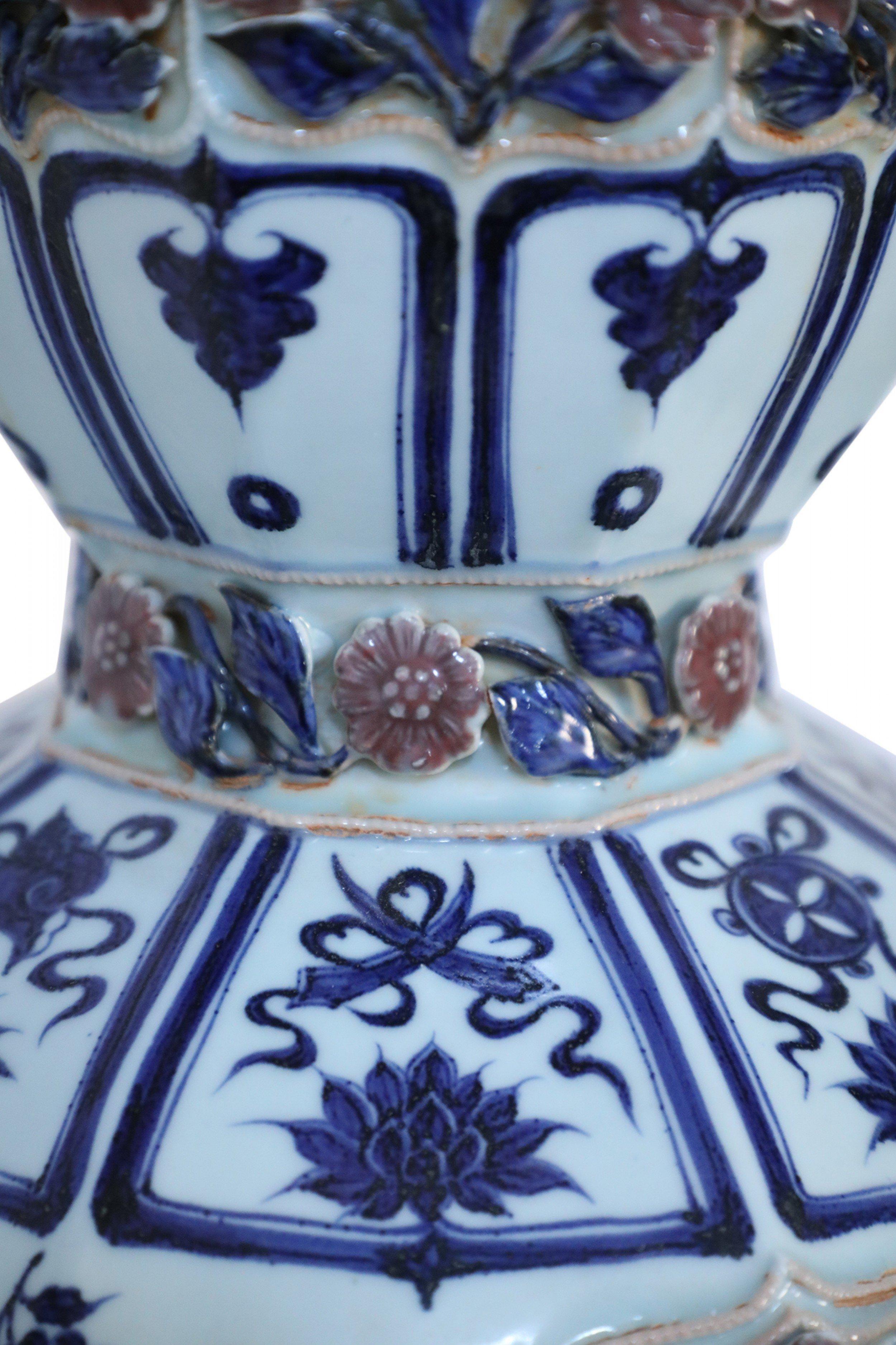 Vase chinois en porcelaine à double gourde, blanc et bleu et rose en relief en vente 3