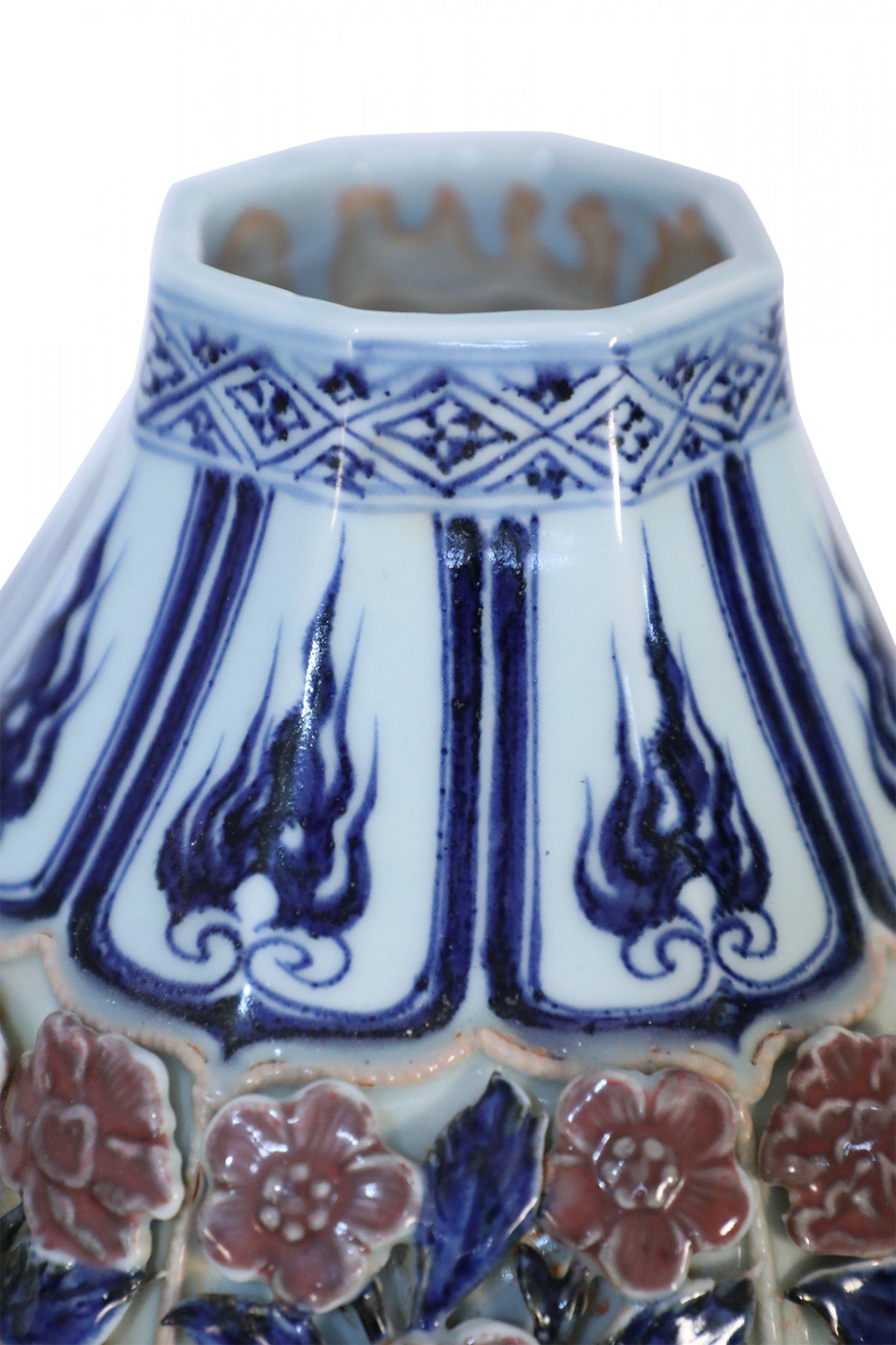 Vase chinois en porcelaine à double gourde, blanc et bleu et rose en relief en vente 4