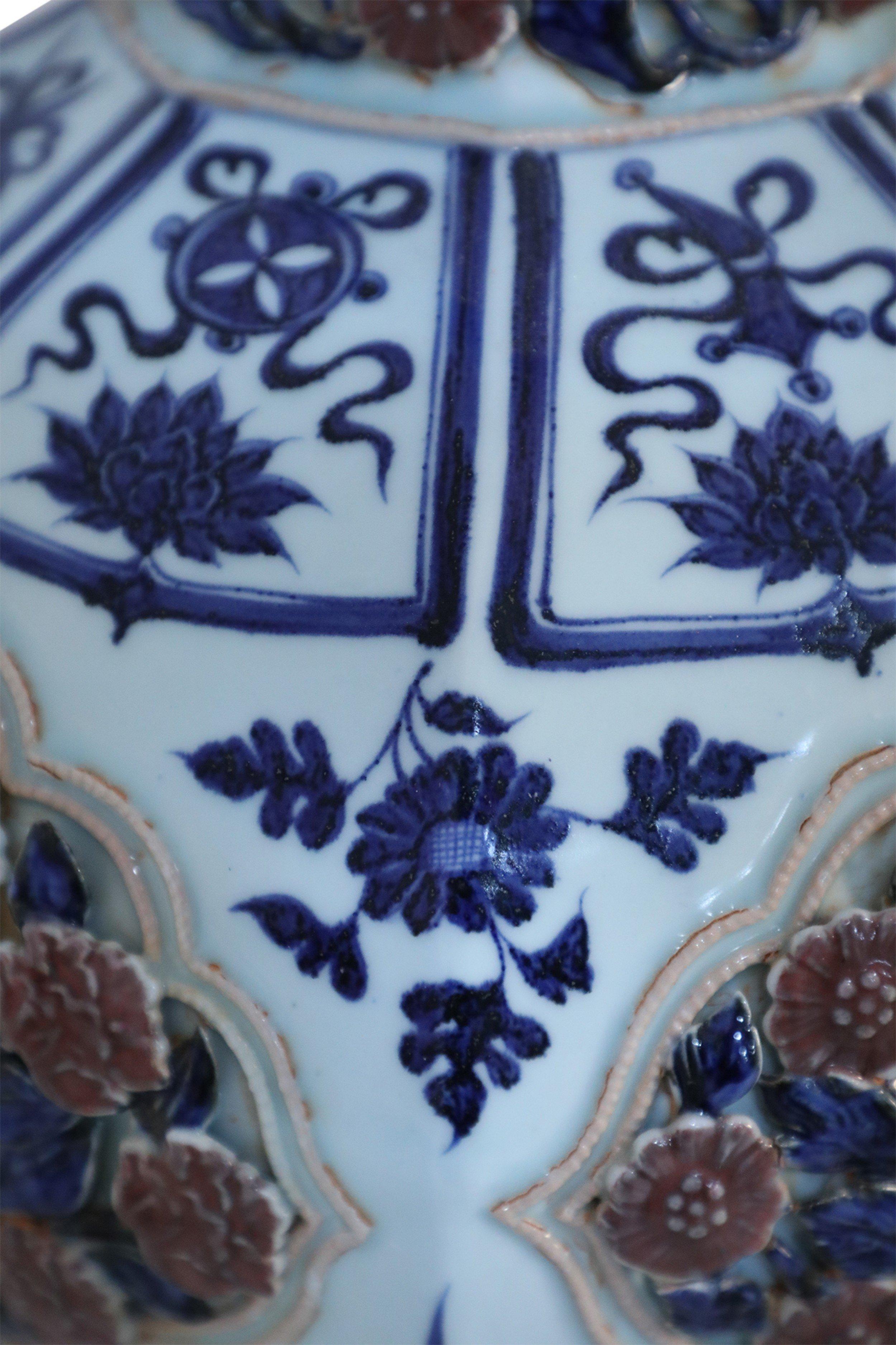 Vase chinois en porcelaine à double gourde, blanc et bleu et rose en relief en vente 5