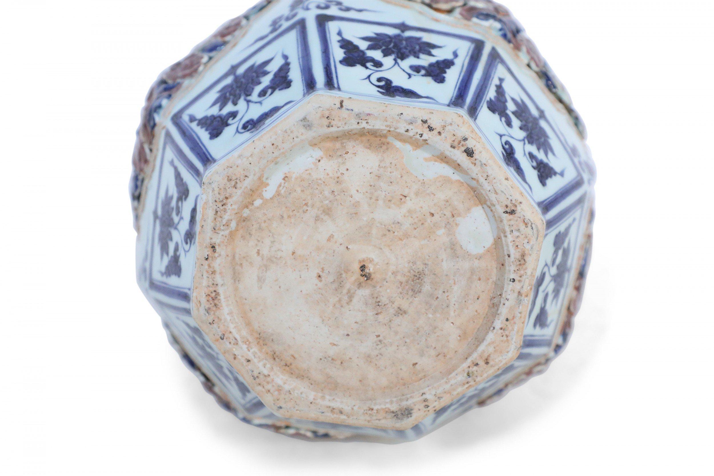 Vase chinois en porcelaine à double gourde, blanc et bleu et rose en relief en vente 6