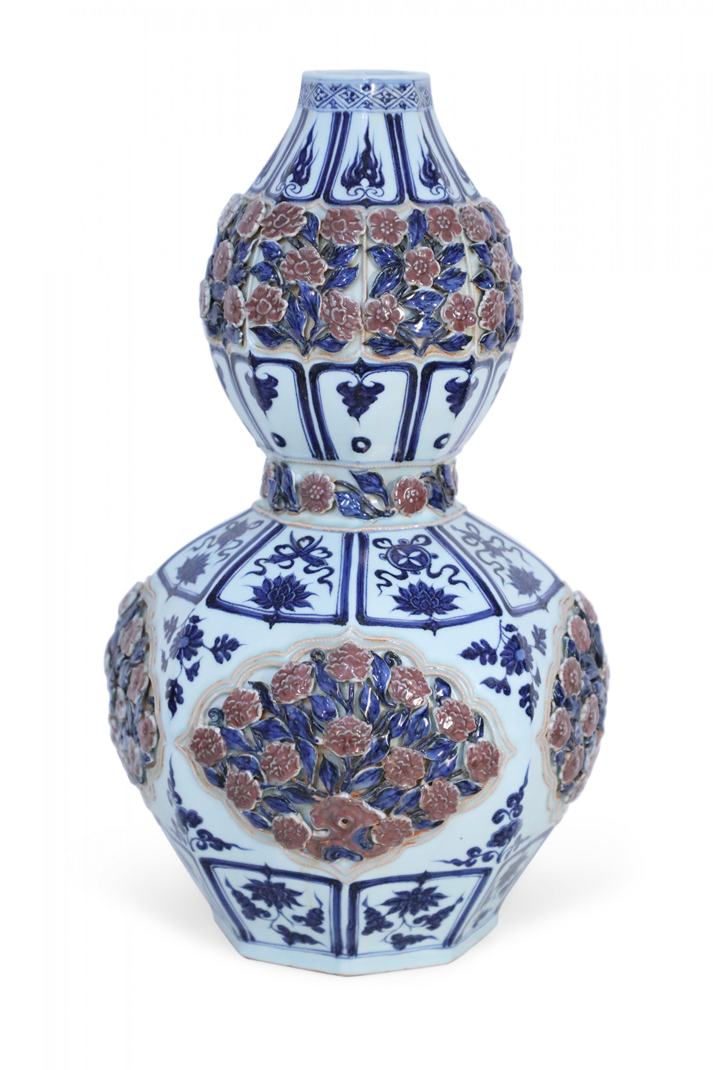 Exportation chinoise Vase chinois en porcelaine à double gourde, blanc et bleu et rose en relief en vente