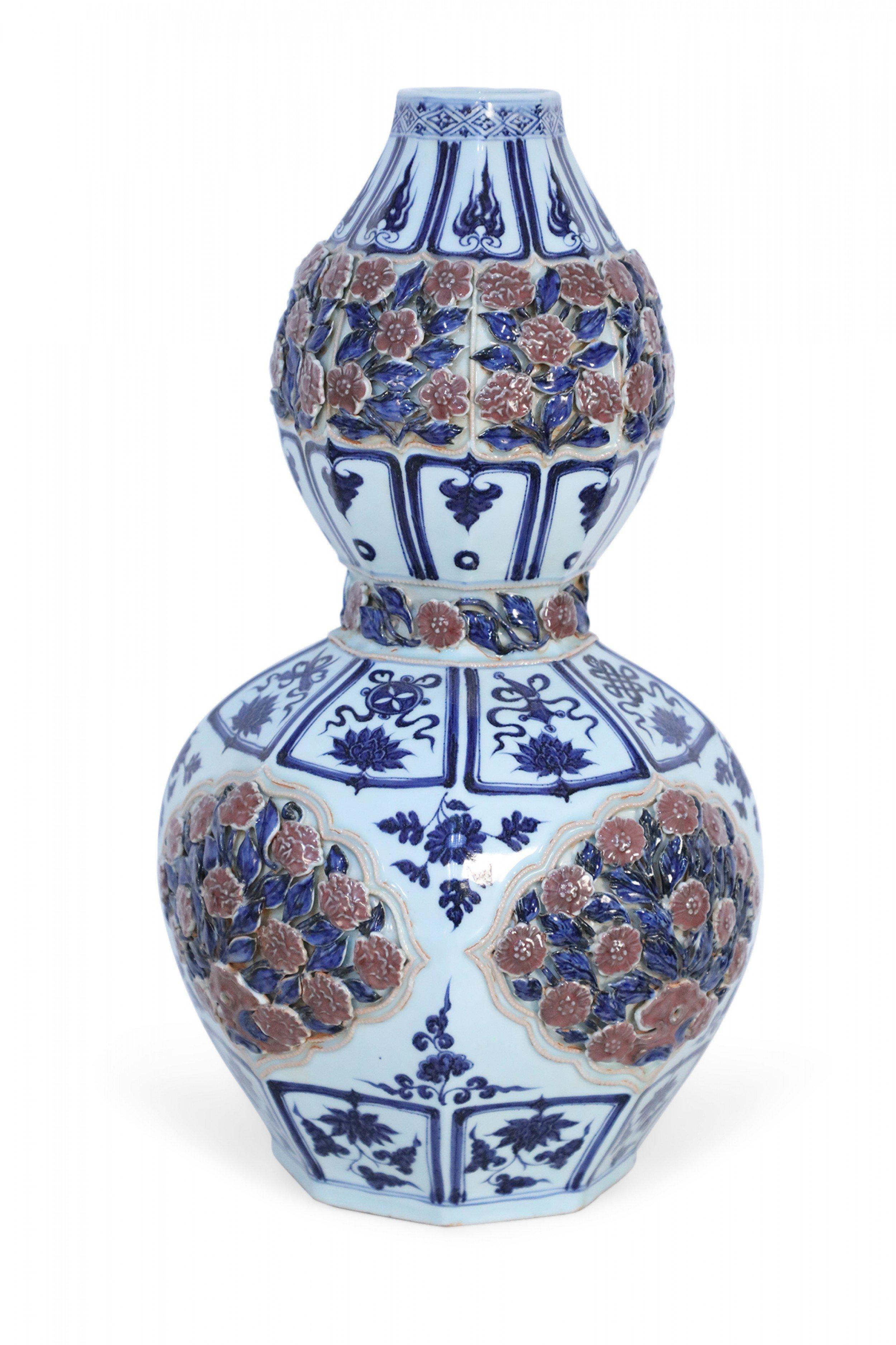 Chinois Vase chinois en porcelaine à double gourde, blanc et bleu et rose en relief en vente