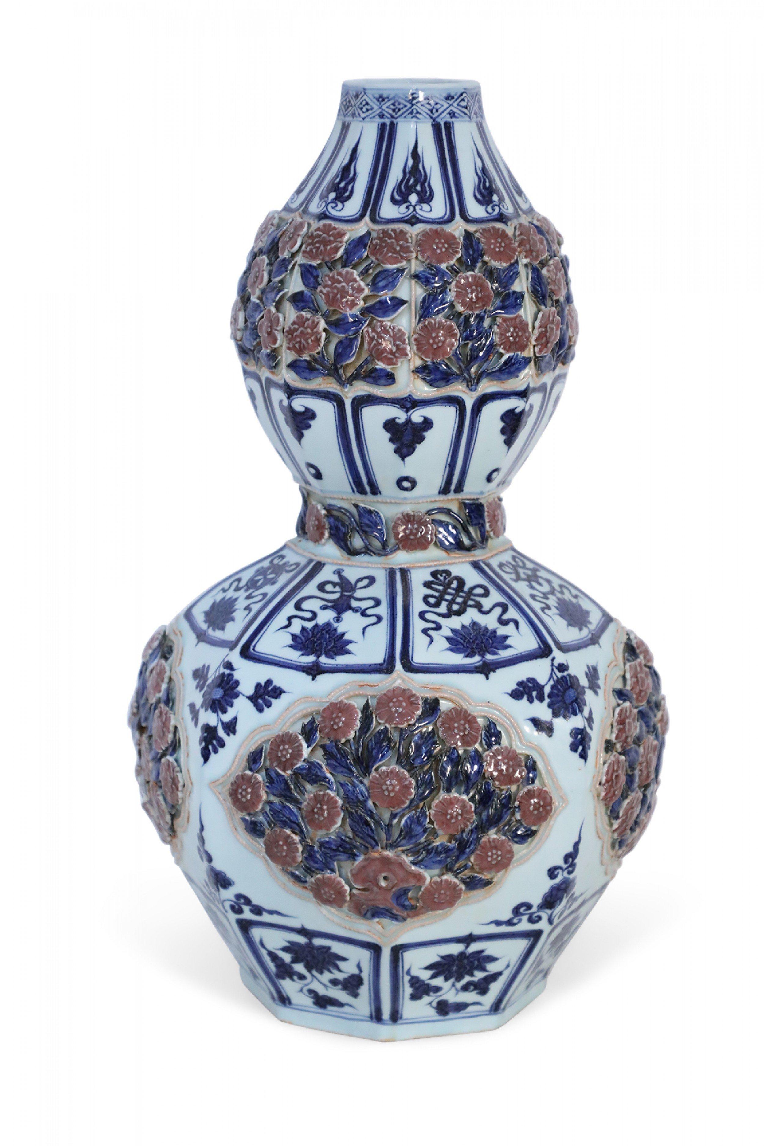 Fait main Vase chinois en porcelaine à double gourde, blanc et bleu et rose en relief en vente