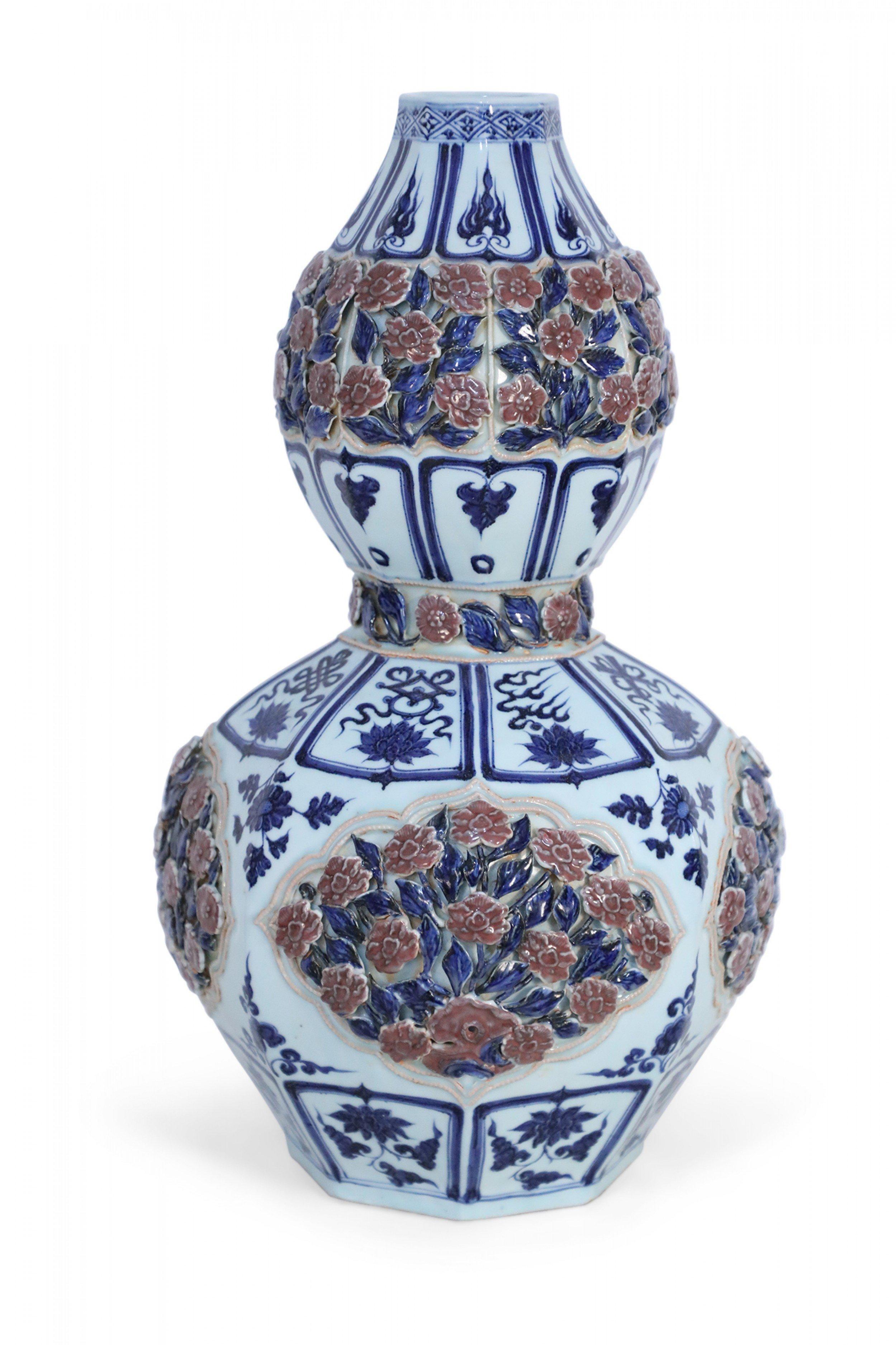 Vase chinois en porcelaine à double gourde, blanc et bleu et rose en relief Bon état - En vente à Queens, NY
