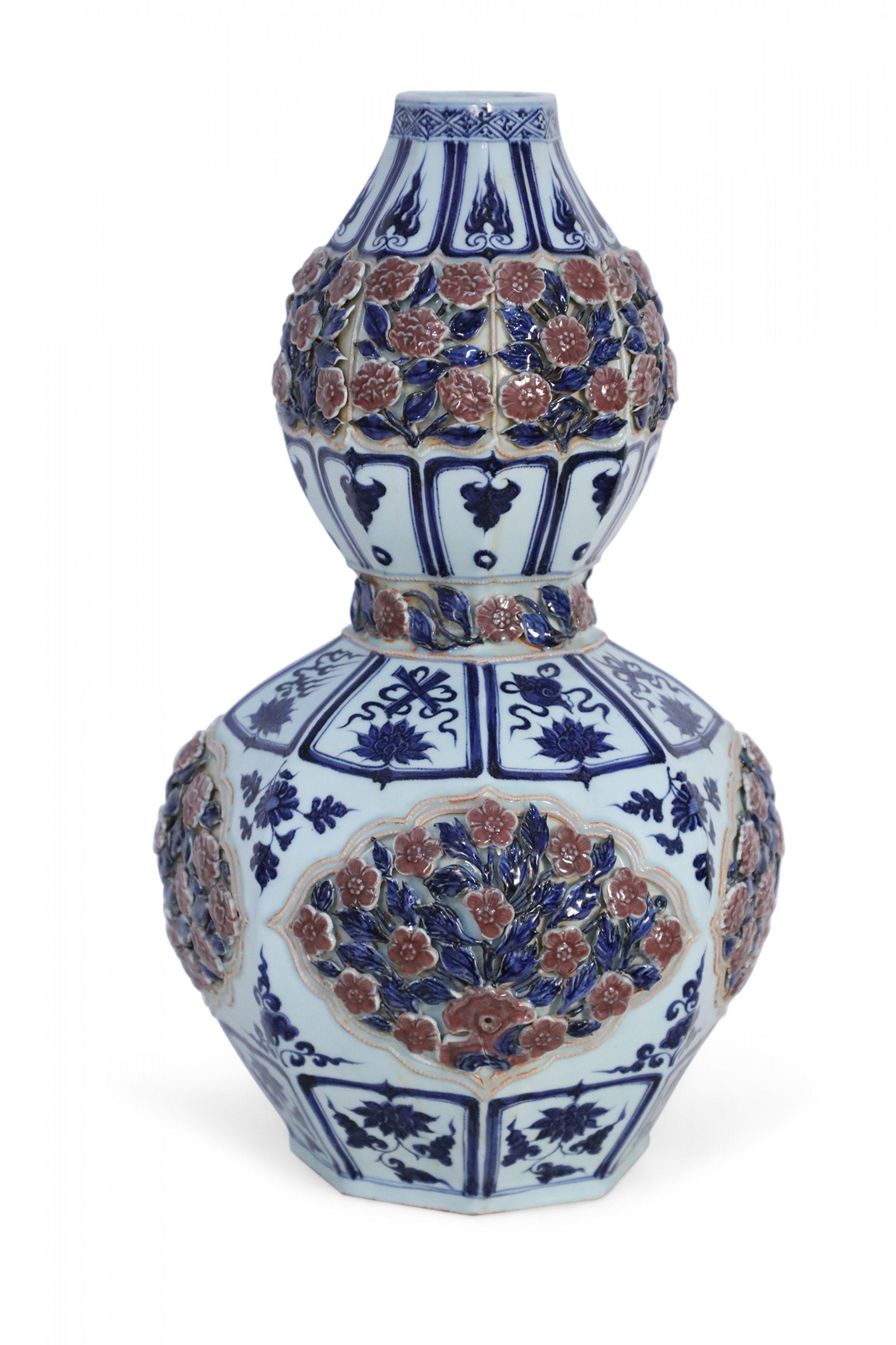 20ième siècle Vase chinois en porcelaine à double gourde, blanc et bleu et rose en relief en vente