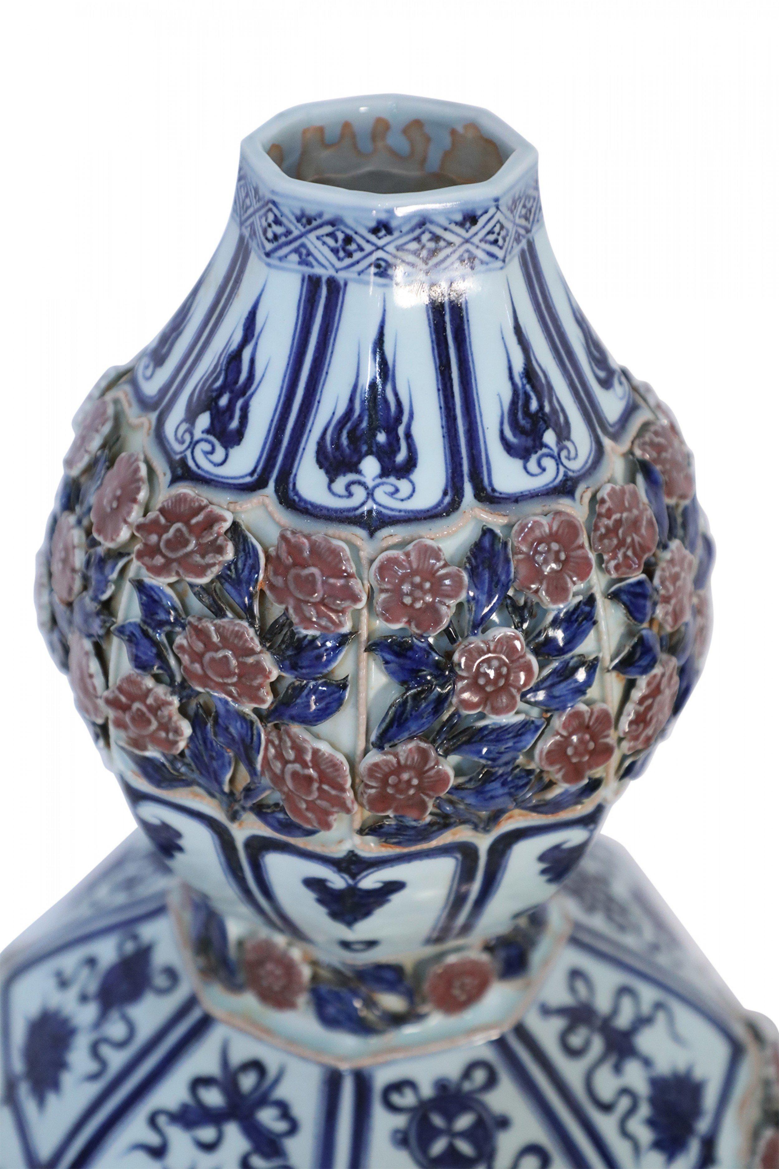 Porcelaine Vase chinois en porcelaine à double gourde, blanc et bleu et rose en relief en vente