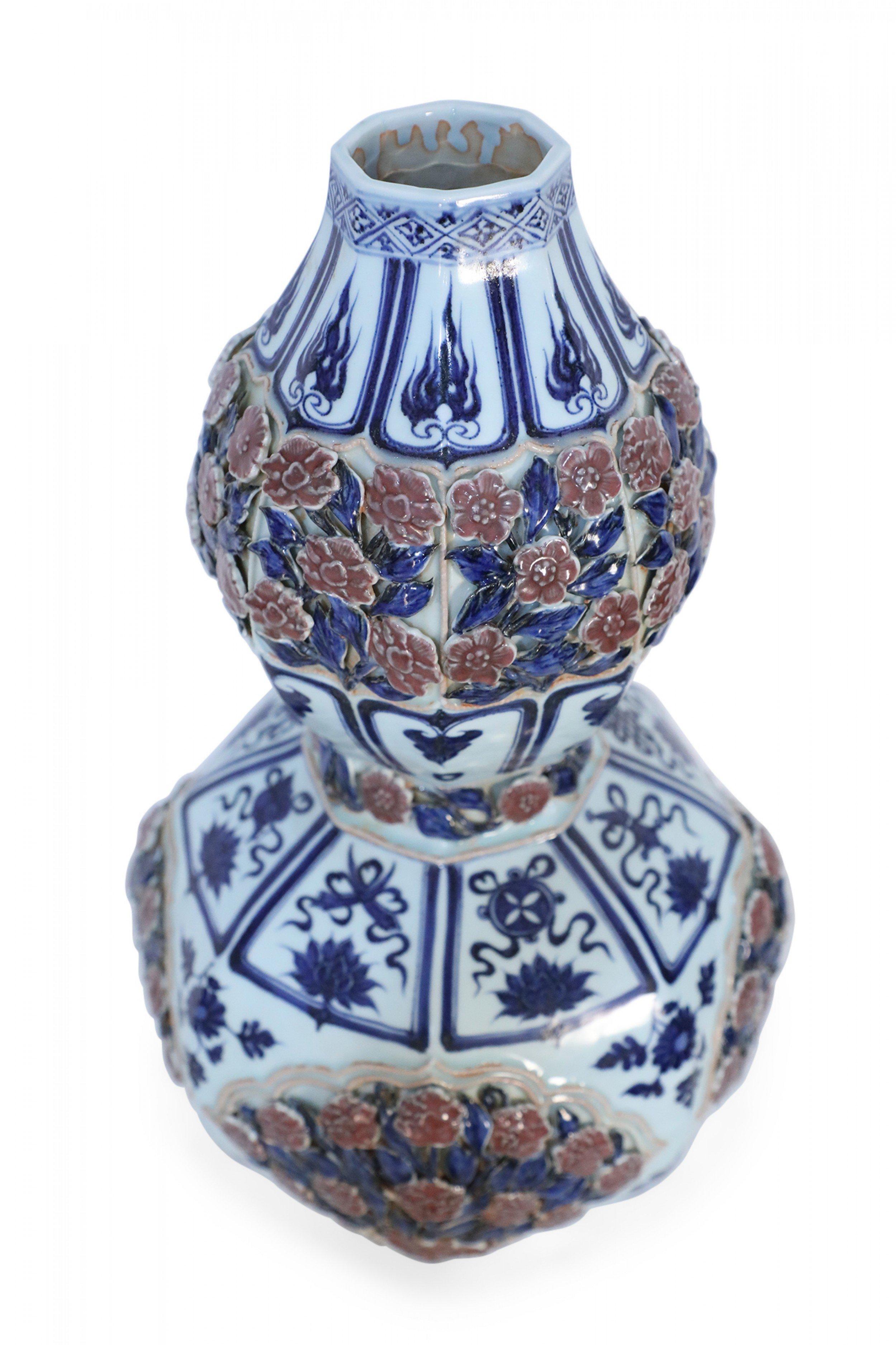 Vase chinois en porcelaine à double gourde, blanc et bleu et rose en relief en vente 1
