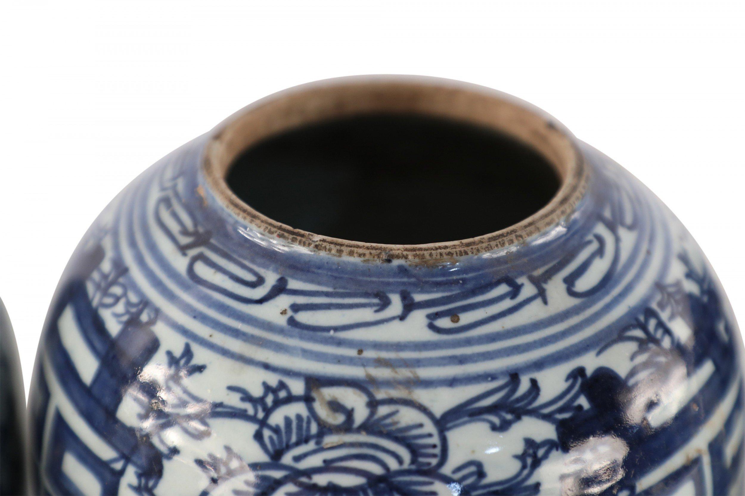 3 Anciens pots à gingembre chinois (début du 20ème siècle) en porcelaine similaire avec des motifs floraux bleus autour de caractères centrés et des bandes géométriques menant à des bords non émaillés (les pots varient légèrement en taille, motif et