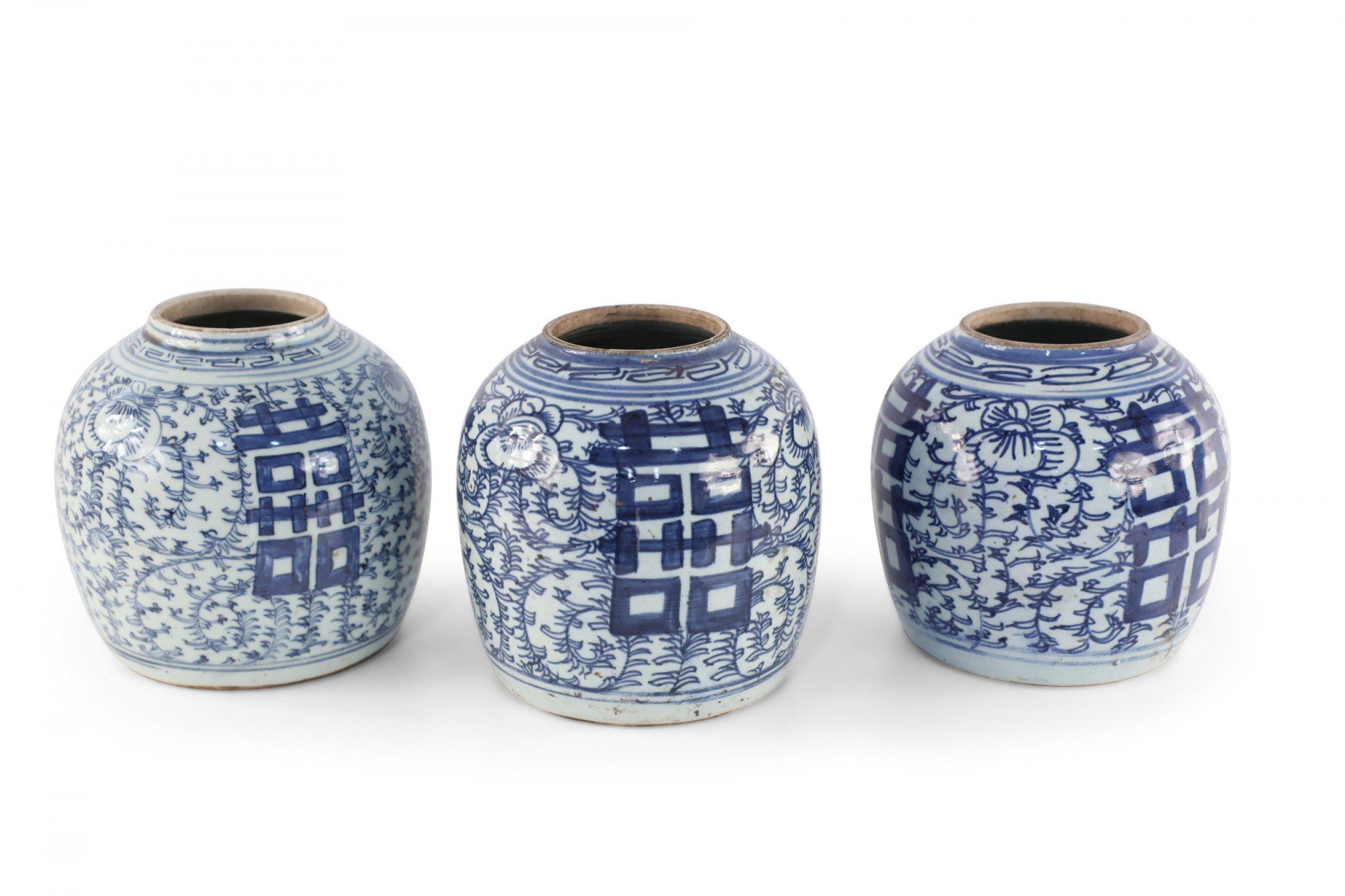 Chinois Vases chinois à caractère blanc et bleu et à fleurs en vente