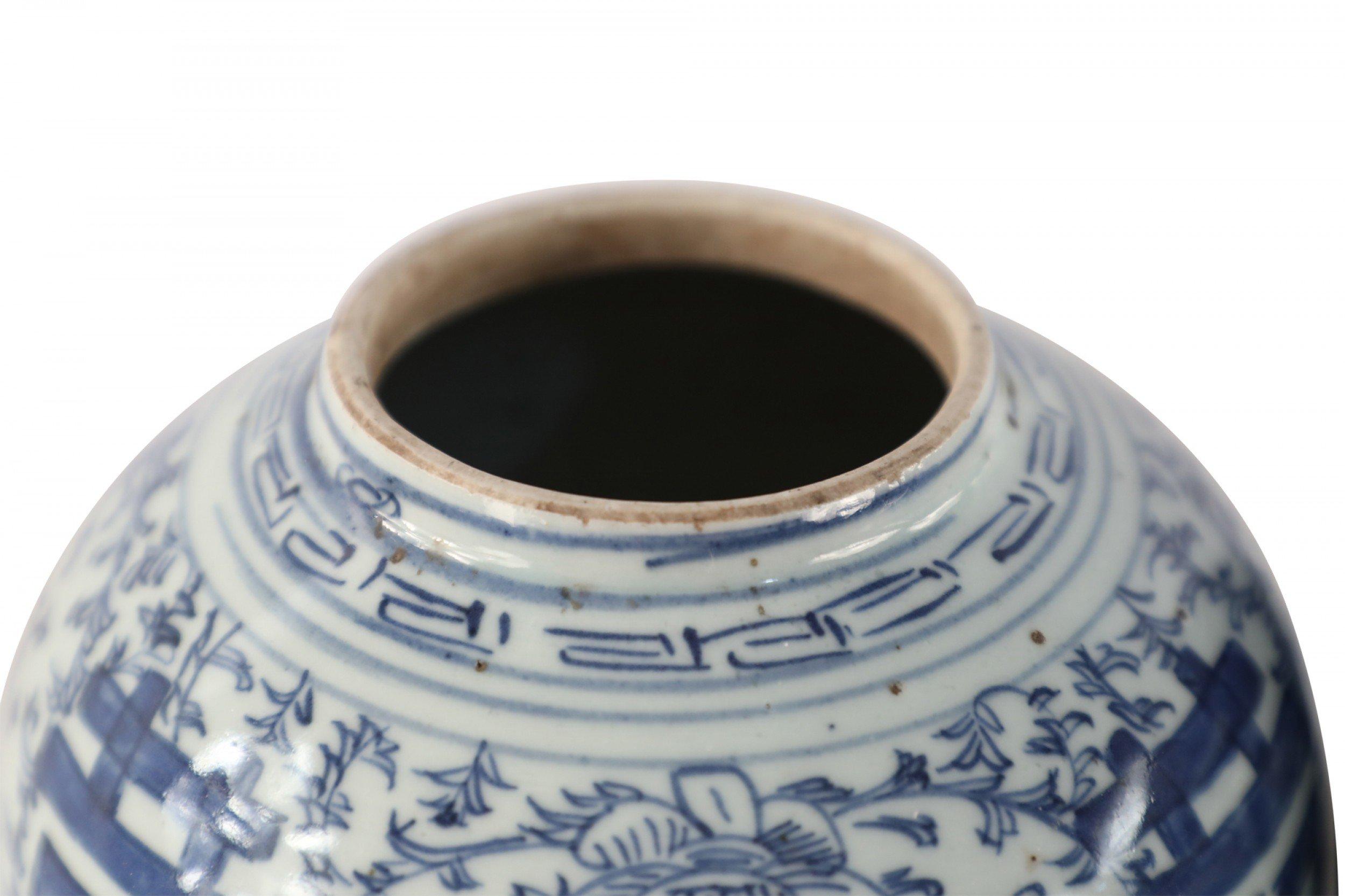 Porcelaine Vases chinois à caractère blanc et bleu et à fleurs en vente