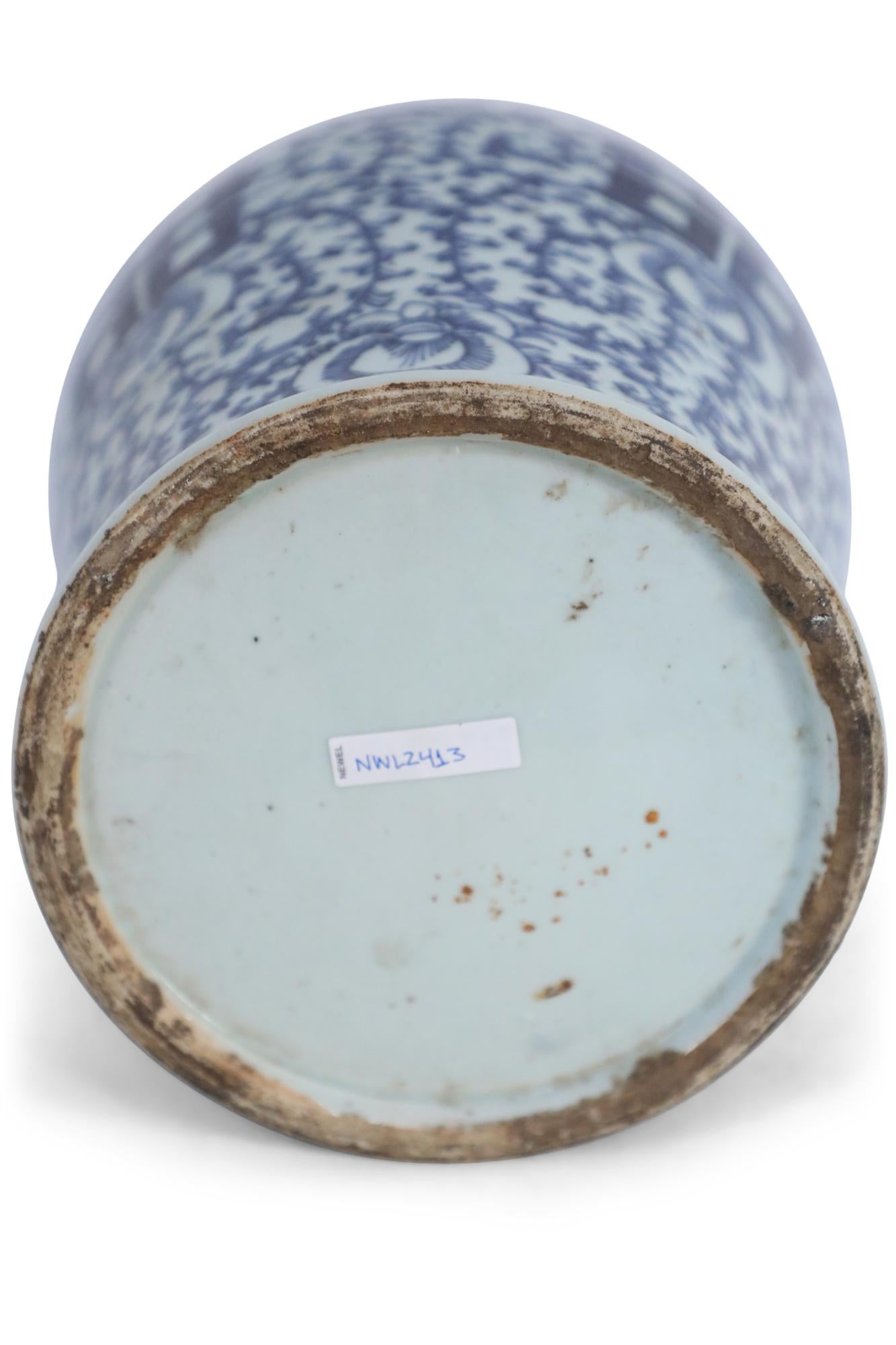 Urna cinese bianca e blu con personaggi e fiori in vendita 3