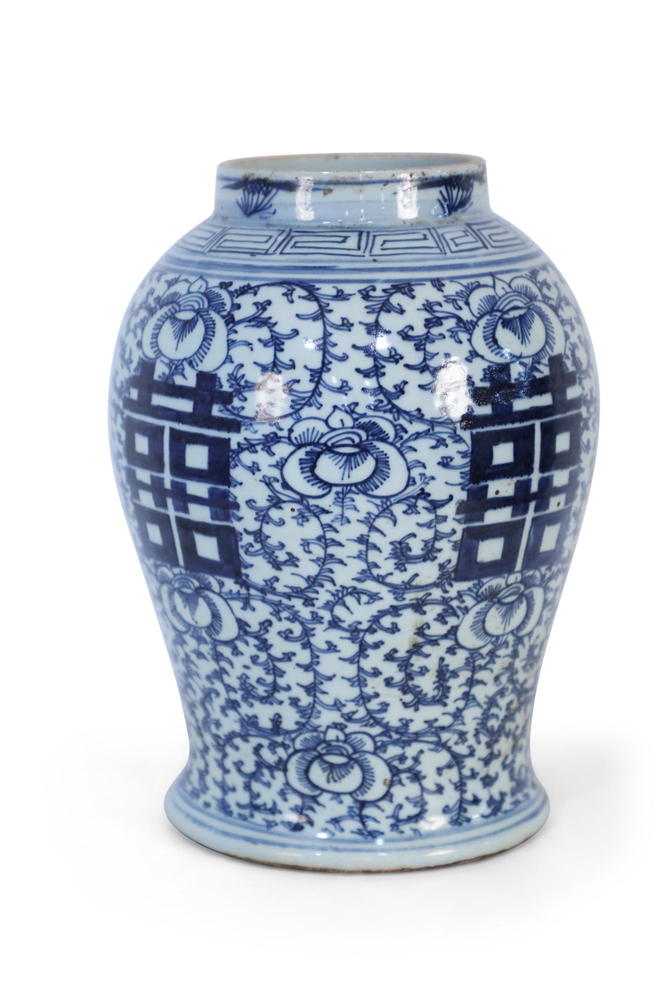 Cinese Urna cinese bianca e blu con personaggi e fiori in vendita