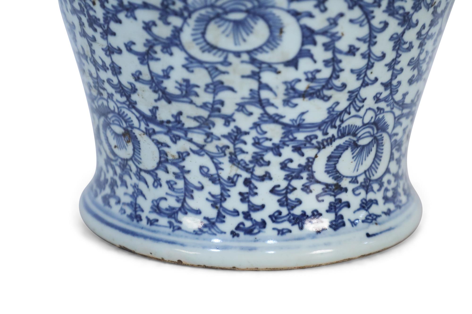 Urna cinese bianca e blu con personaggi e fiori in vendita 1