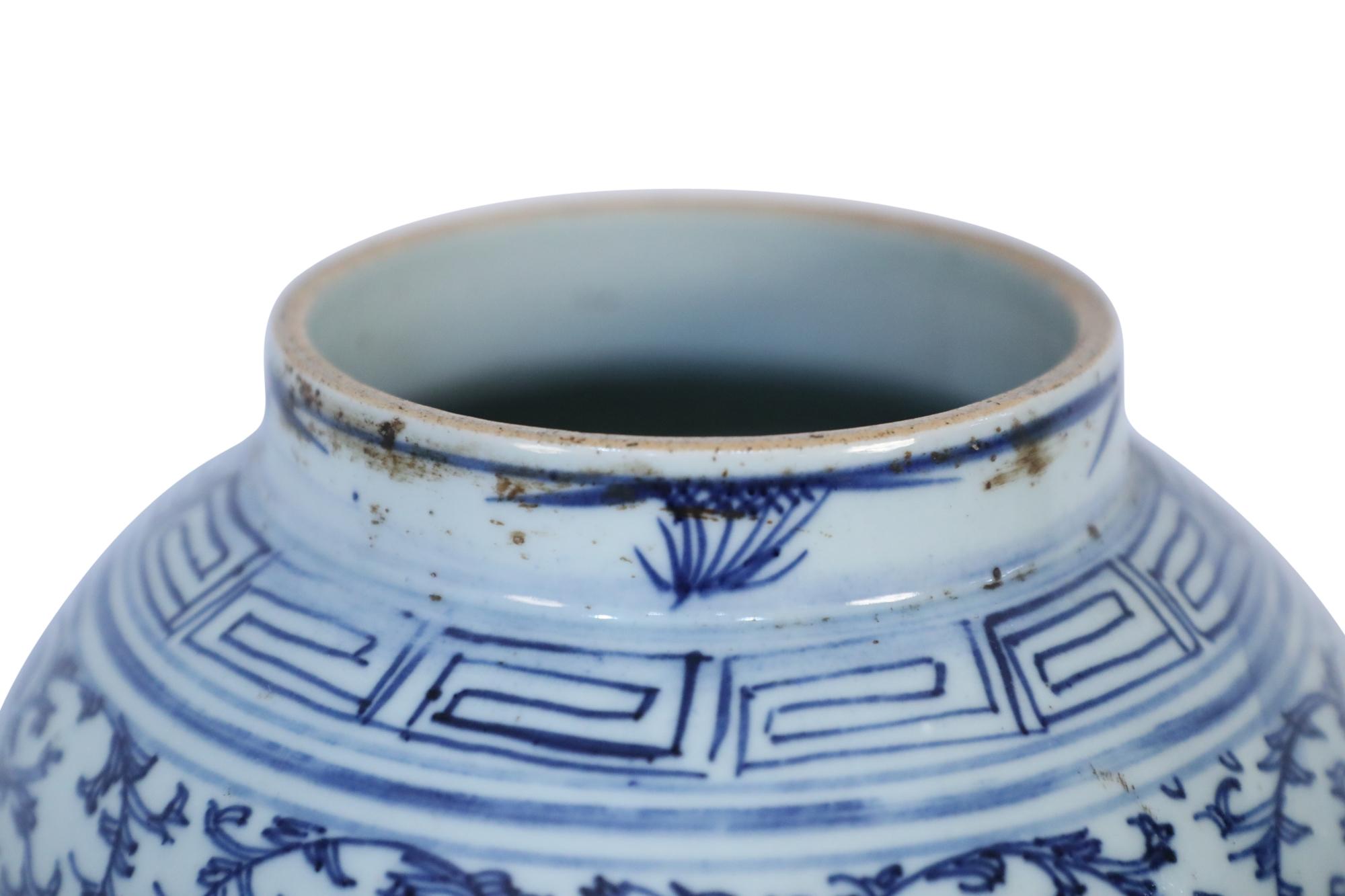 Urna cinese bianca e blu con personaggi e fiori in vendita 2
