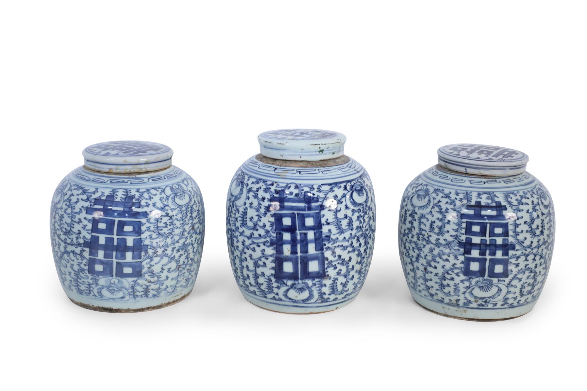 Chinesische chinesische Ingwerglasvasen mit Deckel in Weiß und Blau mit Charakter (Chinesischer Export) im Angebot