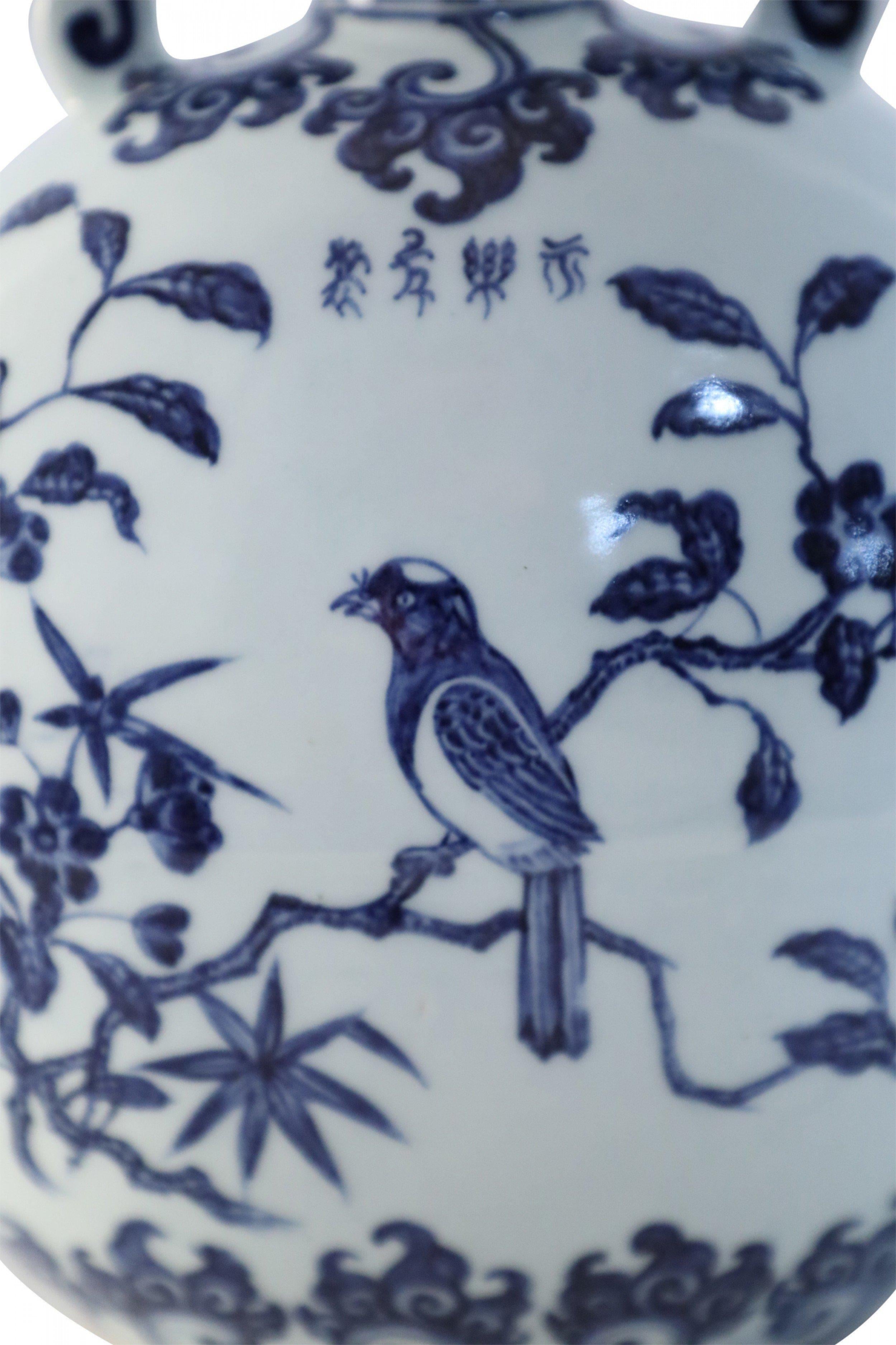 Vaso a forma di luna in porcellana cinese con fiori di ciliegio bianchi e blu in vendita 2