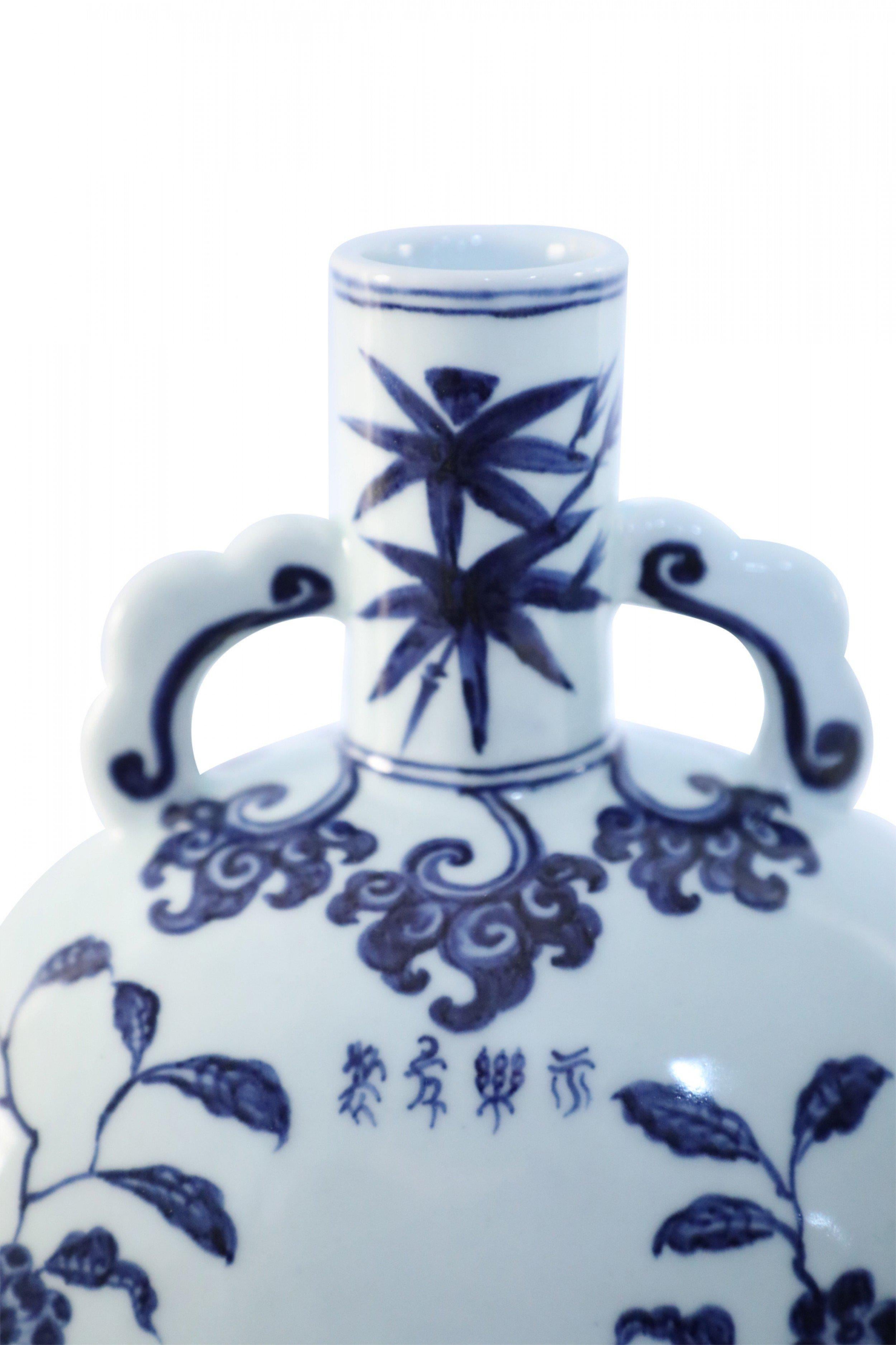 Vaso a forma di luna in porcellana cinese con fiori di ciliegio bianchi e blu in vendita 3