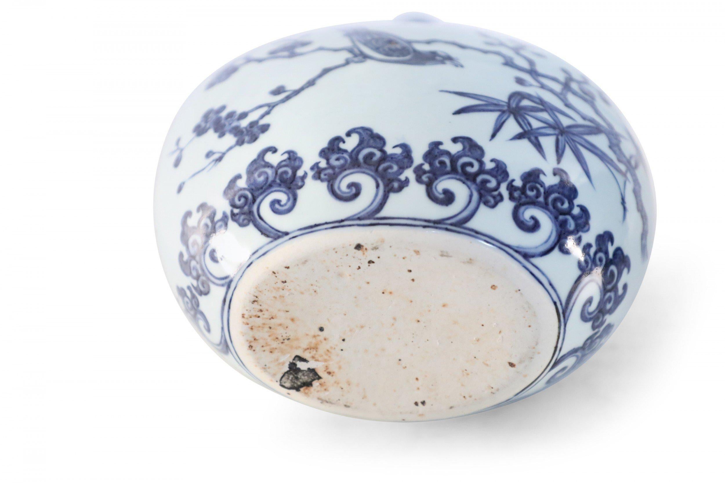 Vaso a forma di luna in porcellana cinese con fiori di ciliegio bianchi e blu in vendita 5