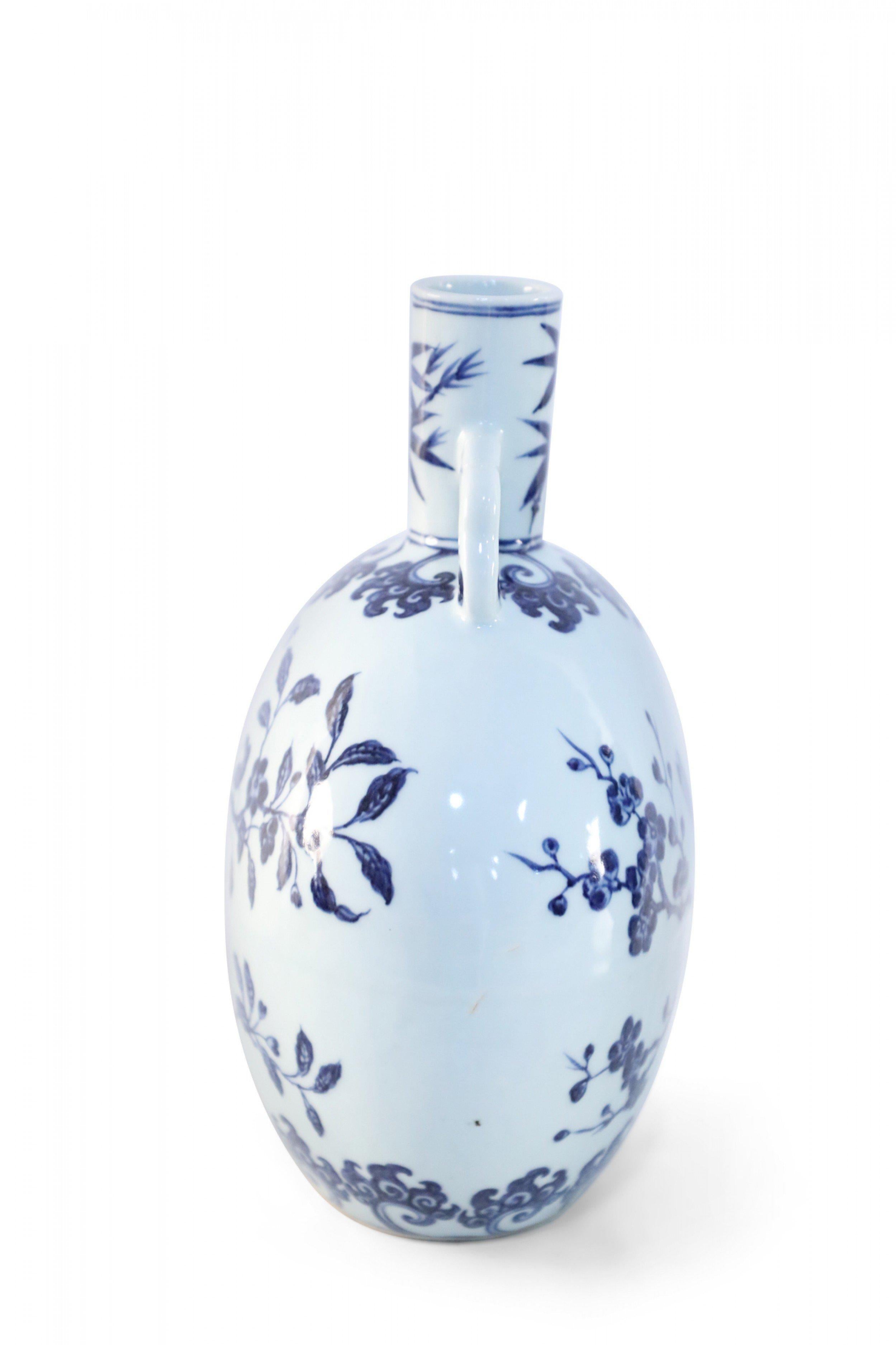 Esportazione cinese Vaso a forma di luna in porcellana cinese con fiori di ciliegio bianchi e blu in vendita