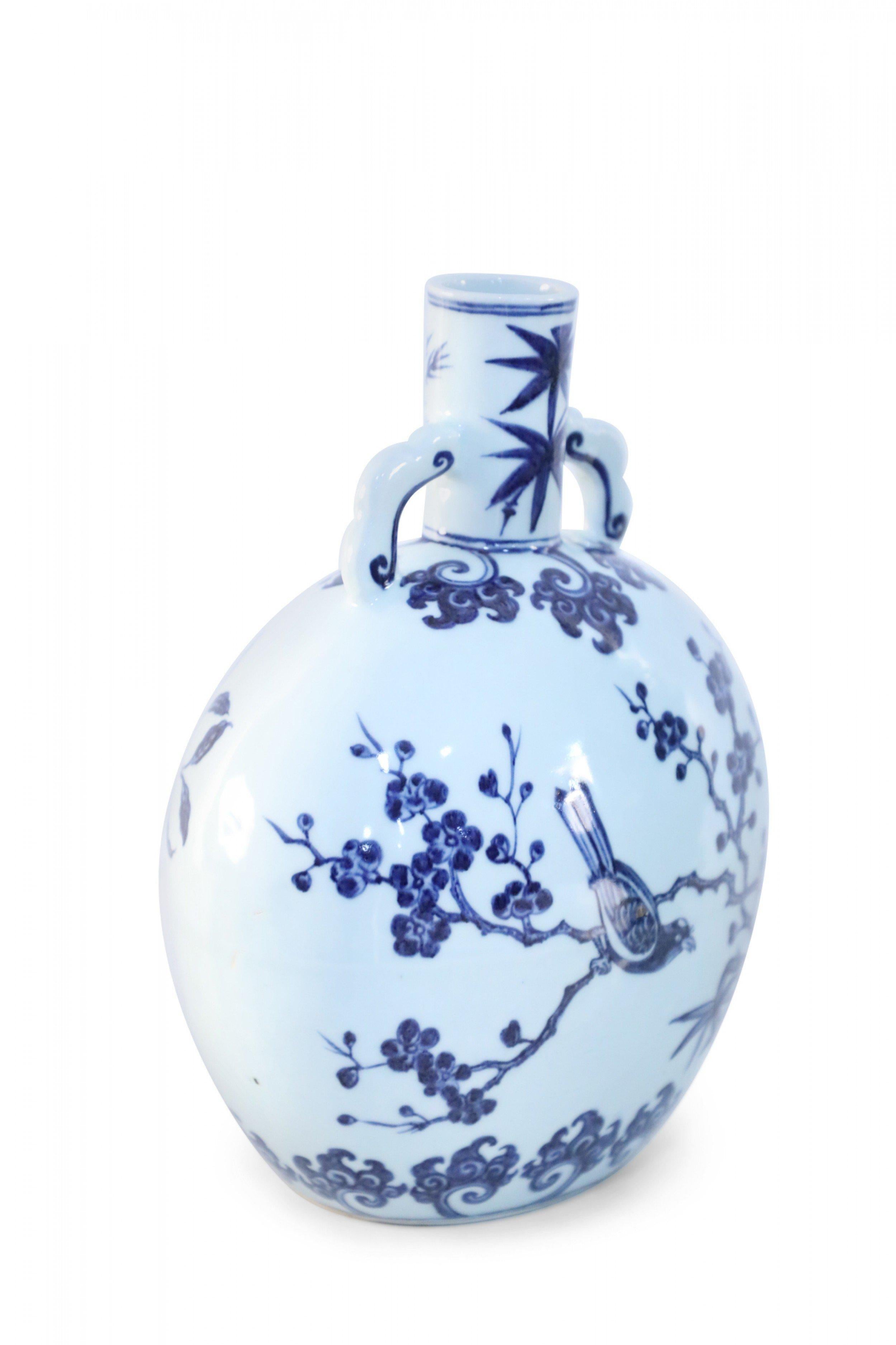Cinese Vaso a forma di luna in porcellana cinese con fiori di ciliegio bianchi e blu in vendita