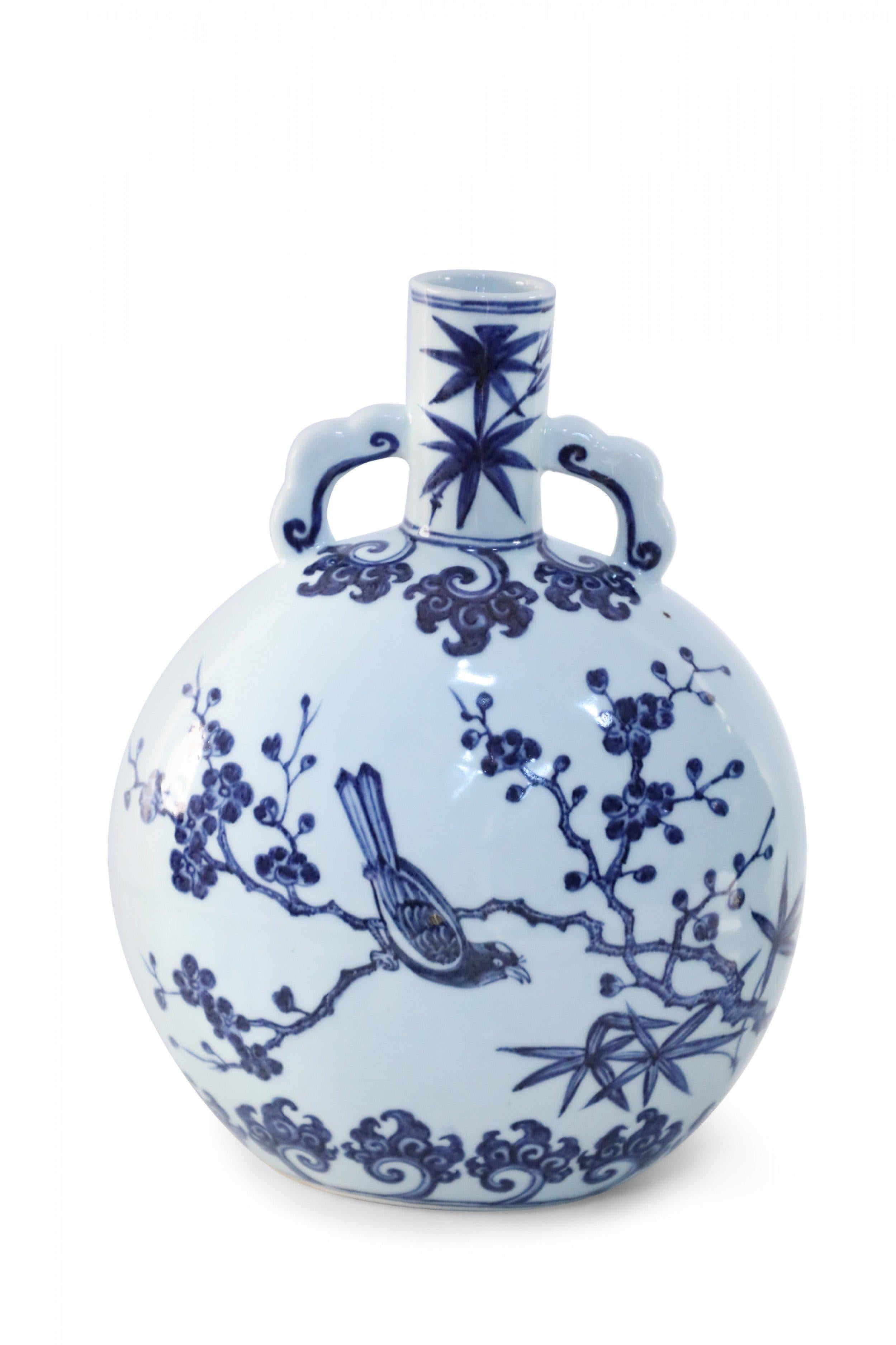 Fatto a mano Vaso a forma di luna in porcellana cinese con fiori di ciliegio bianchi e blu in vendita