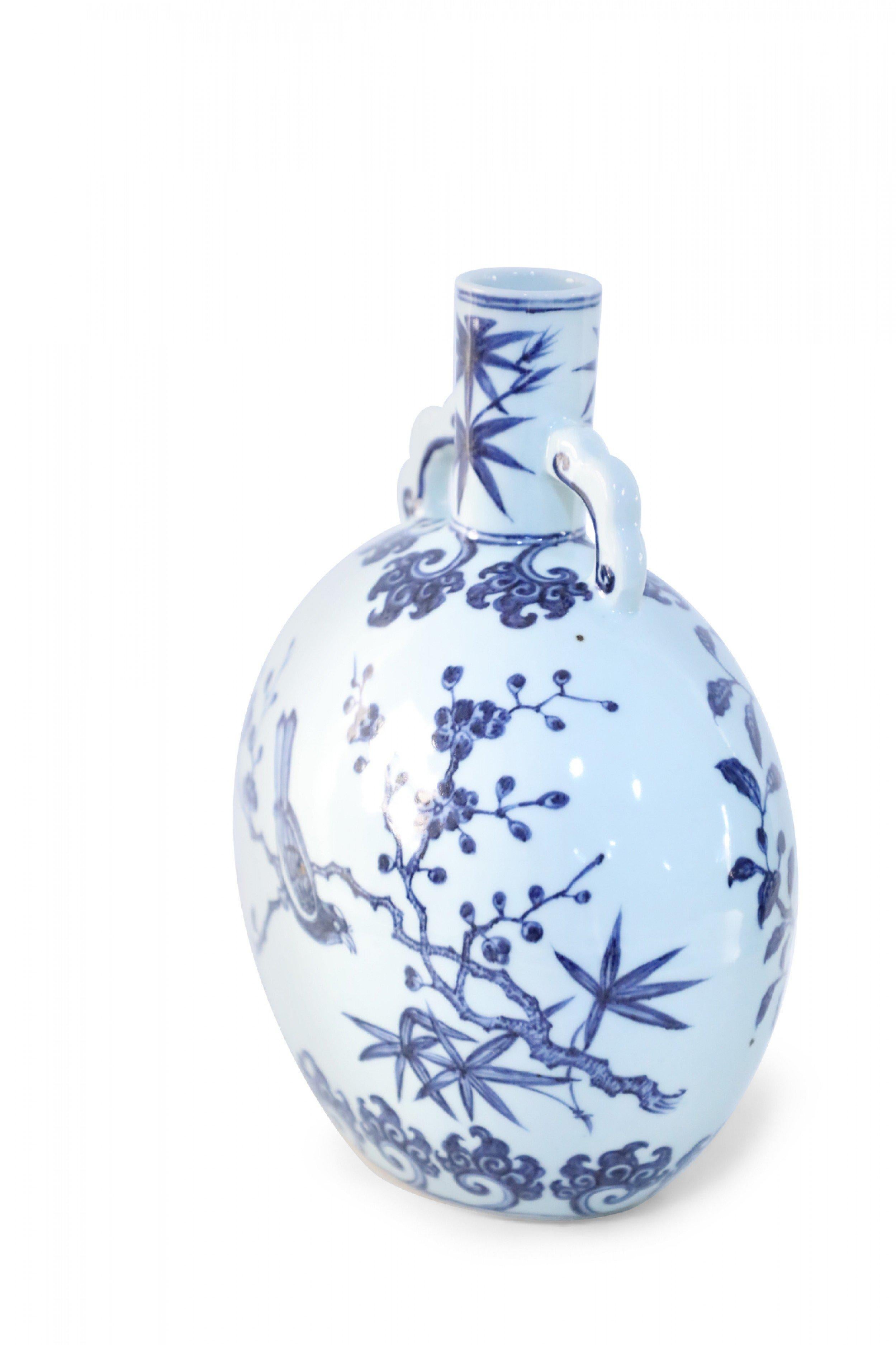 Vaso a forma di luna in porcellana cinese con fiori di ciliegio bianchi e blu In condizioni buone in vendita a Queens, NY