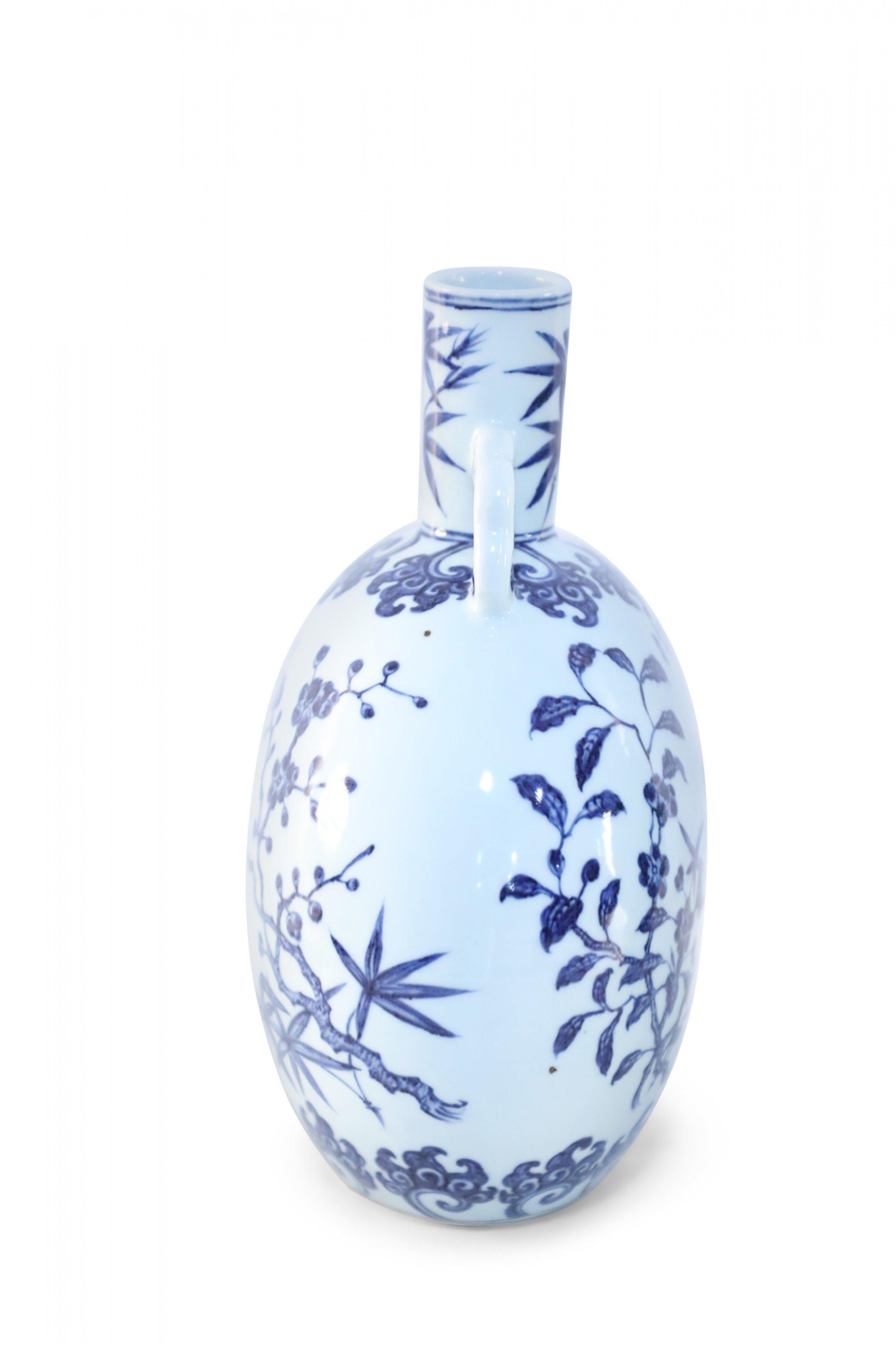 XX secolo Vaso a forma di luna in porcellana cinese con fiori di ciliegio bianchi e blu in vendita