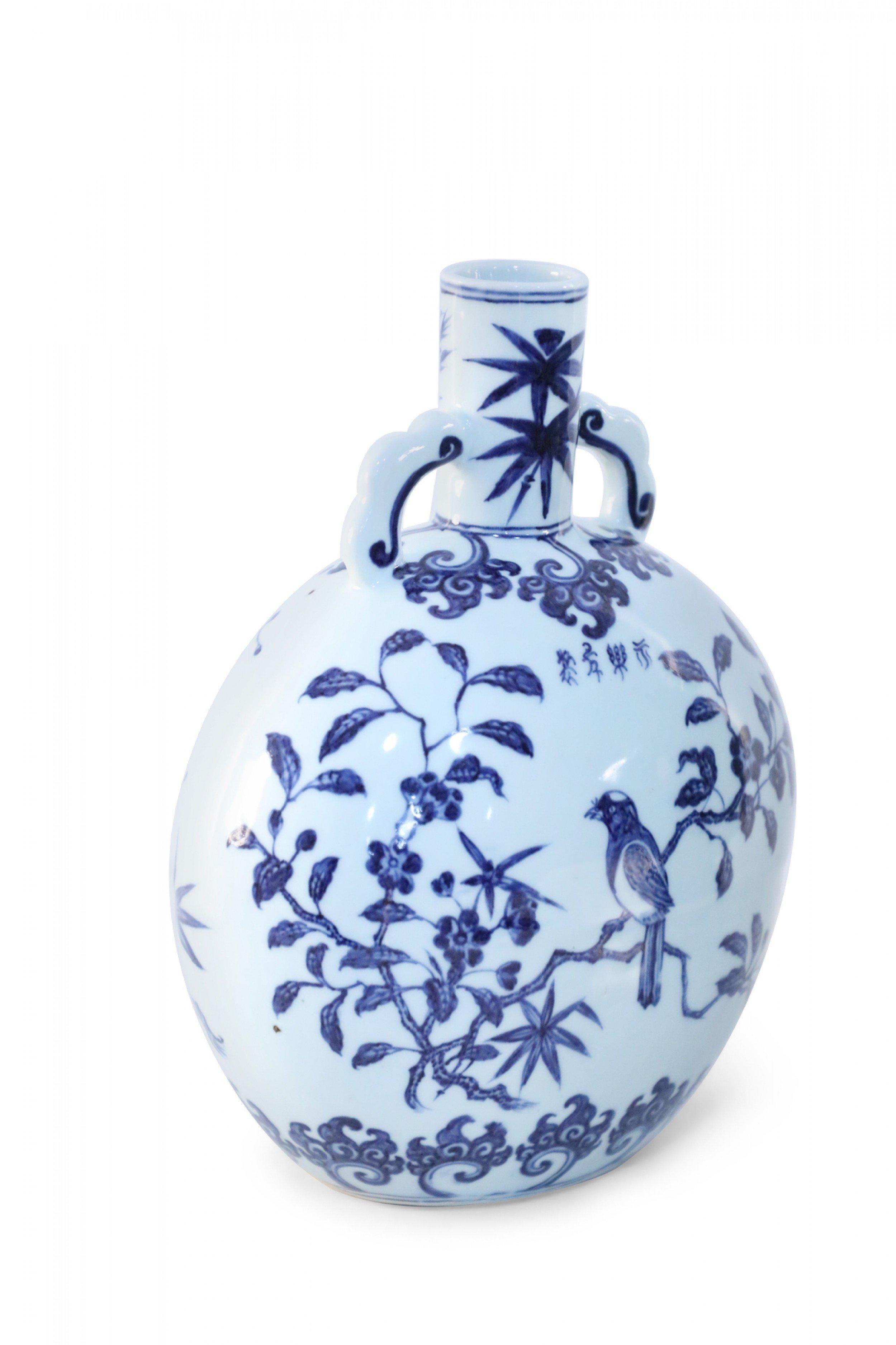 Porcellana Vaso a forma di luna in porcellana cinese con fiori di ciliegio bianchi e blu in vendita