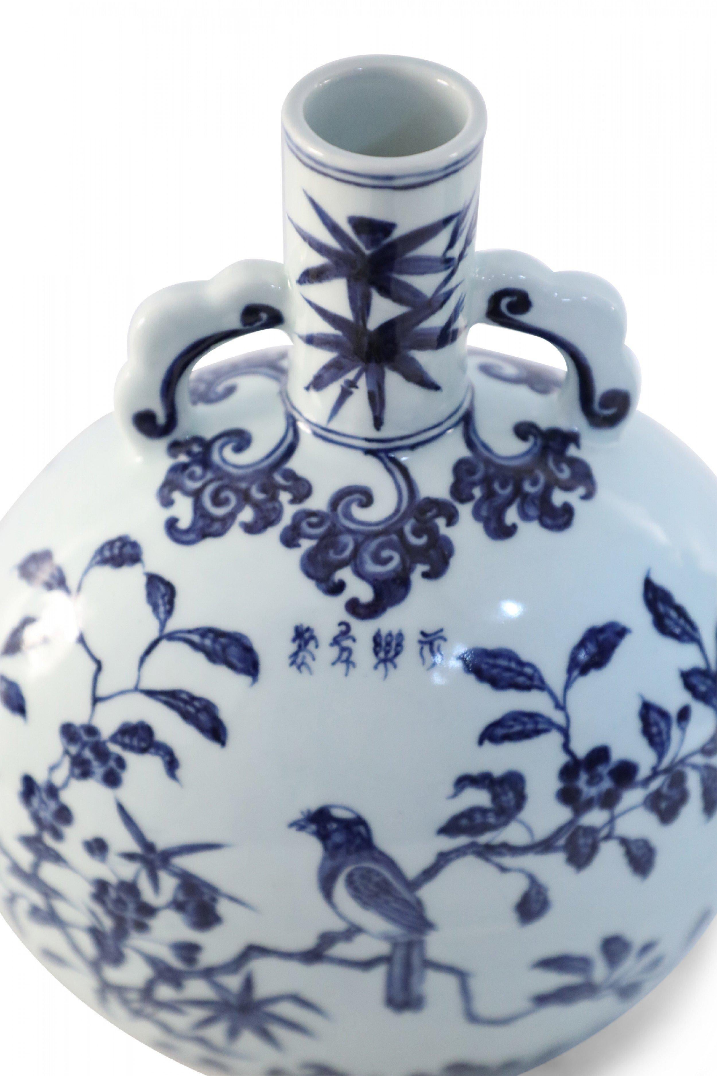 Vaso a forma di luna in porcellana cinese con fiori di ciliegio bianchi e blu in vendita 1