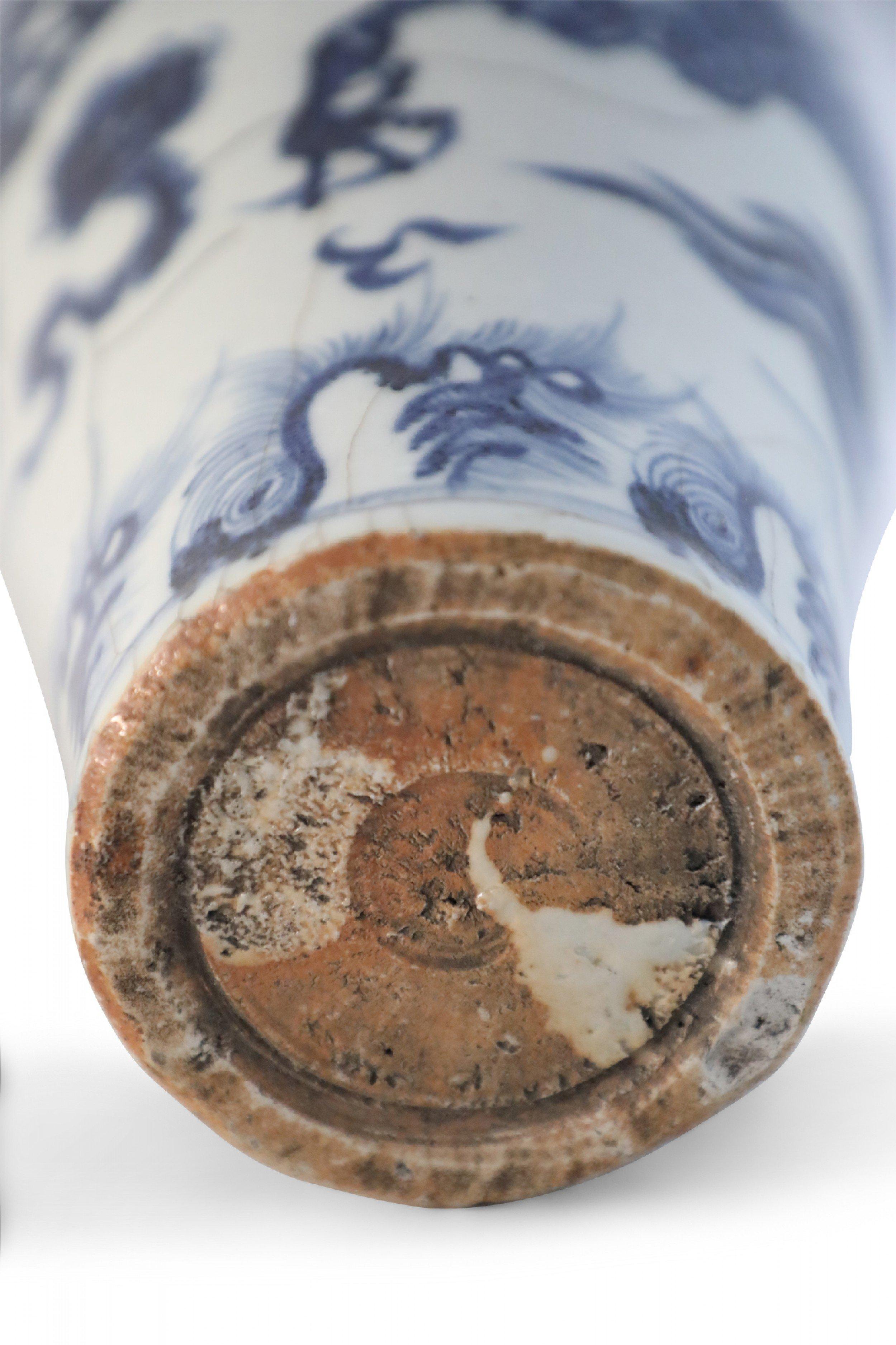 Vase Meiping chinois en porcelaine blanche et bleue avec design de dragon en vente 2