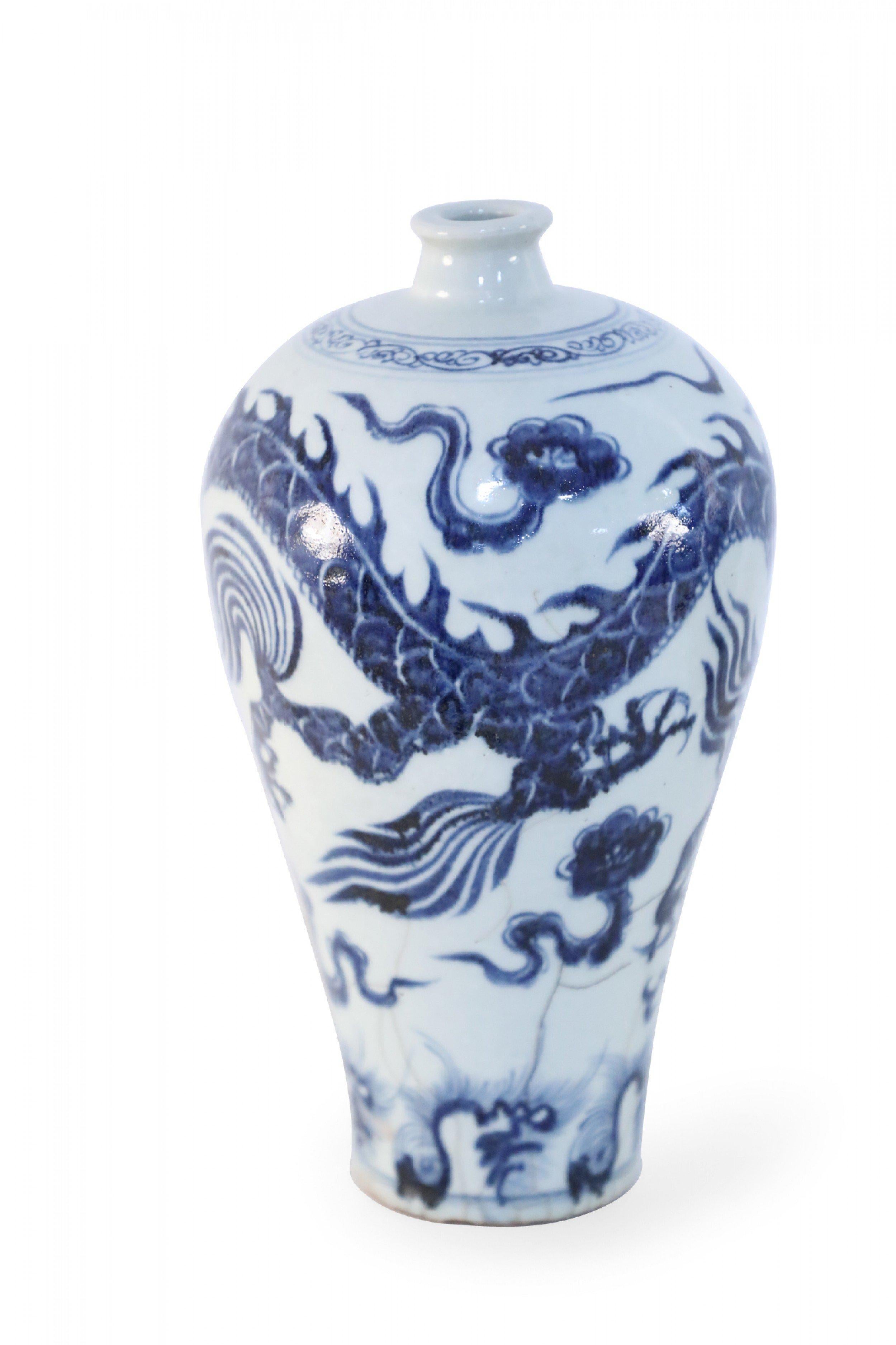Exportation chinoise Vase Meiping chinois en porcelaine blanche et bleue avec design de dragon en vente