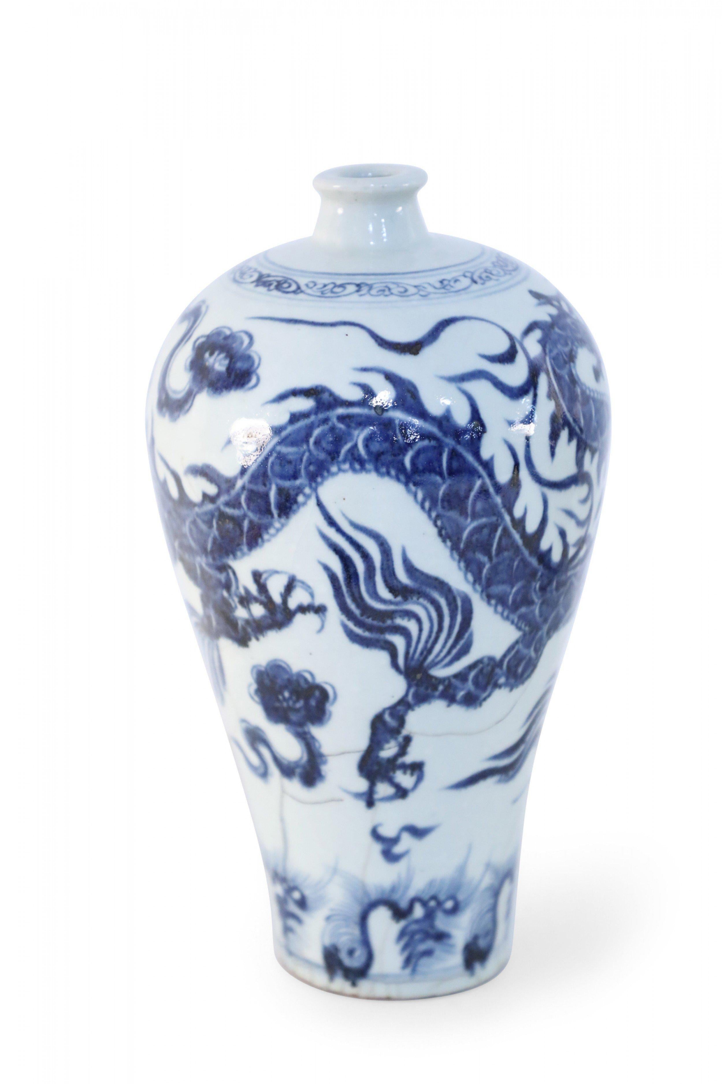 Chinois Vase Meiping chinois en porcelaine blanche et bleue avec design de dragon en vente