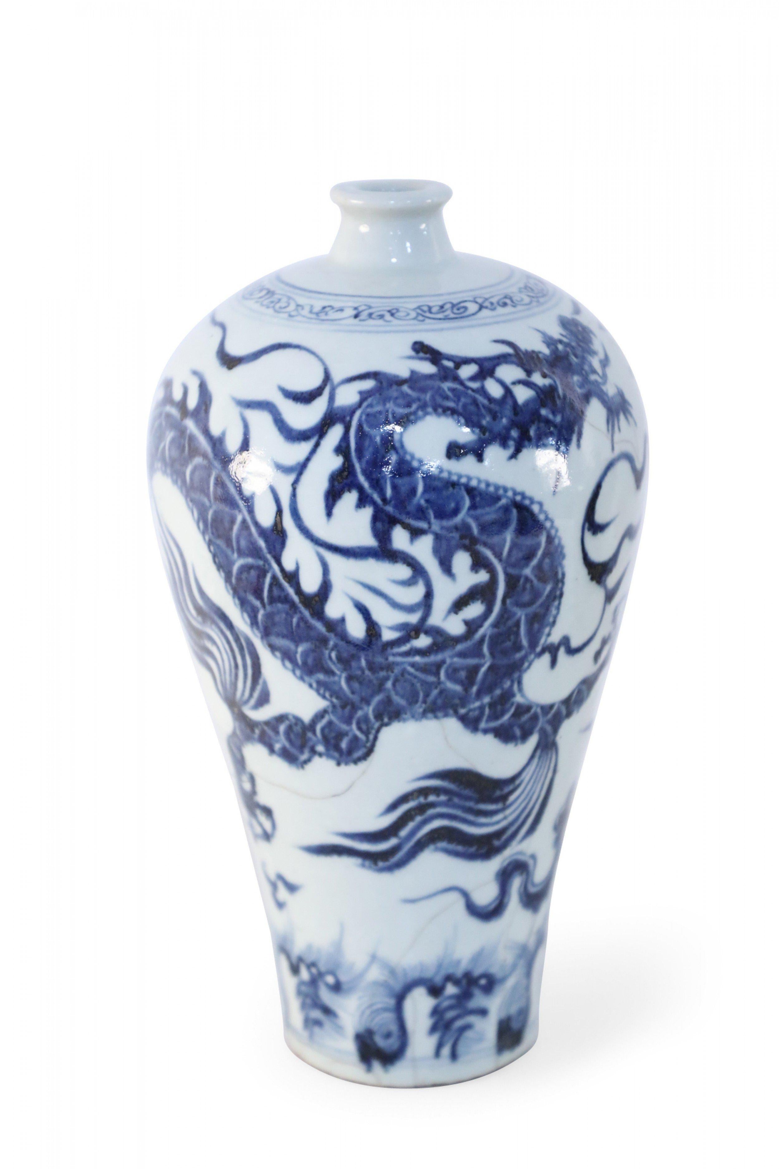 Fait main Vase Meiping chinois en porcelaine blanche et bleue avec design de dragon en vente