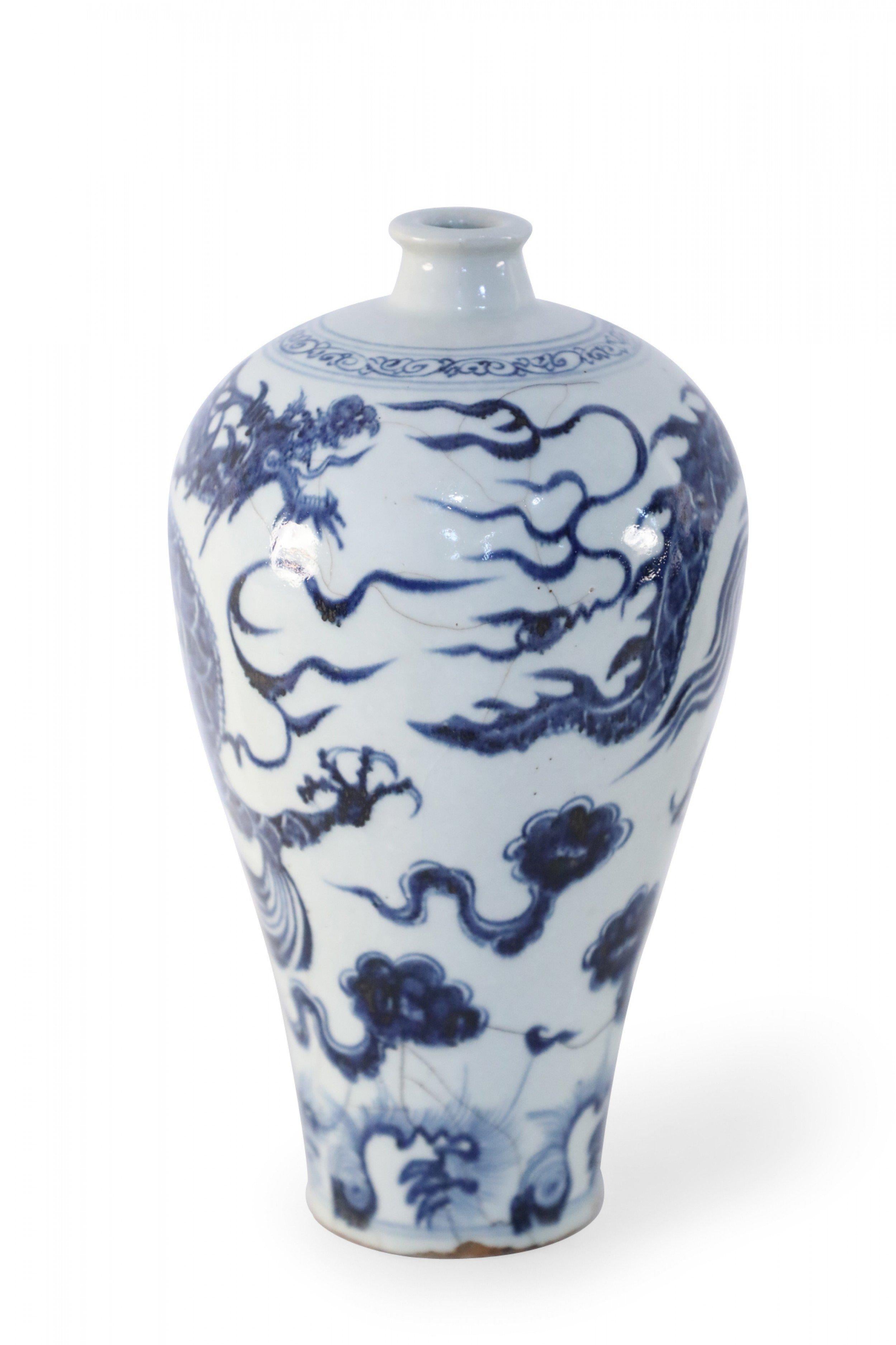 20ième siècle Vase Meiping chinois en porcelaine blanche et bleue avec design de dragon en vente