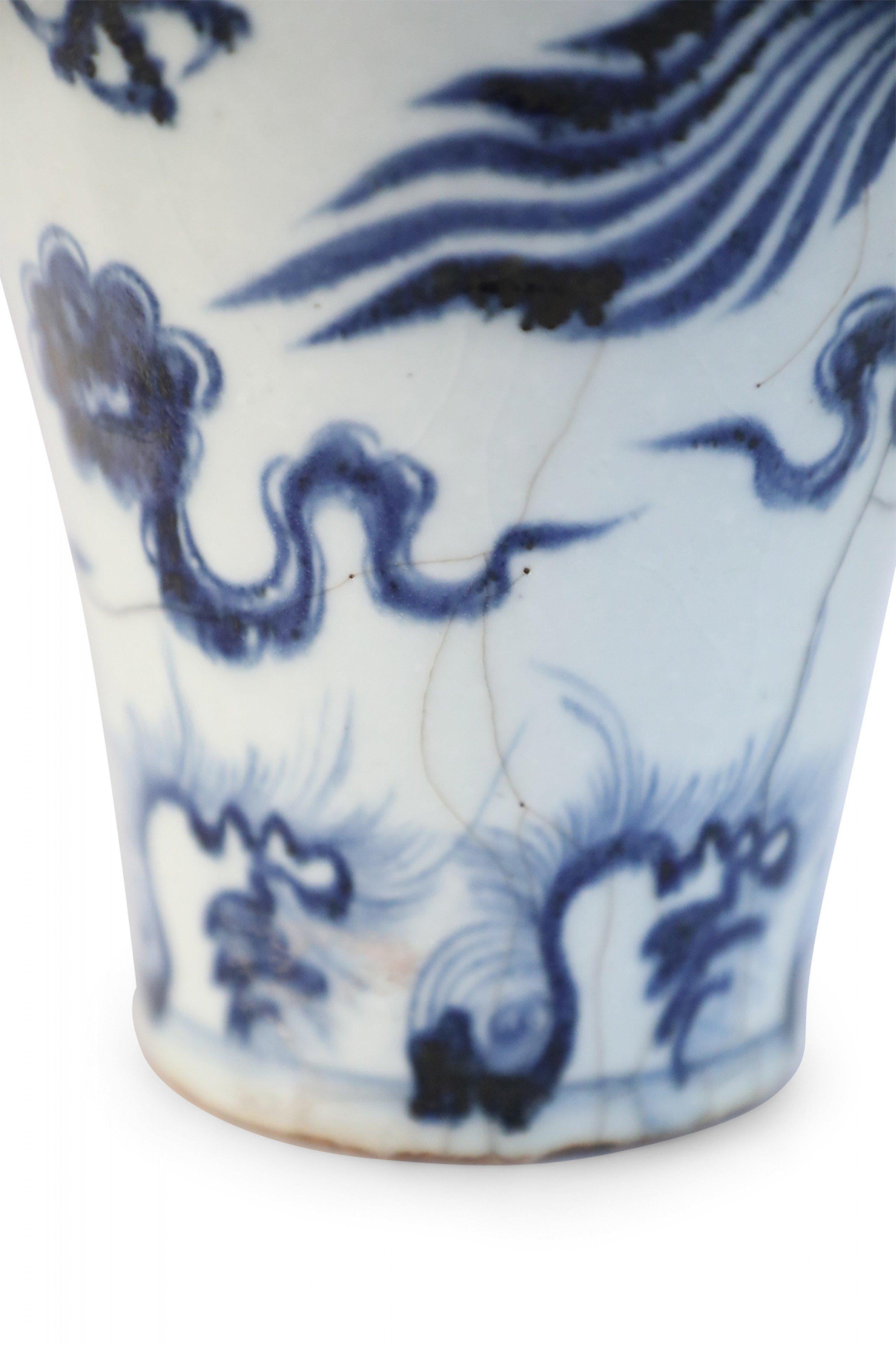 Vase Meiping chinois en porcelaine blanche et bleue avec design de dragon en vente 1