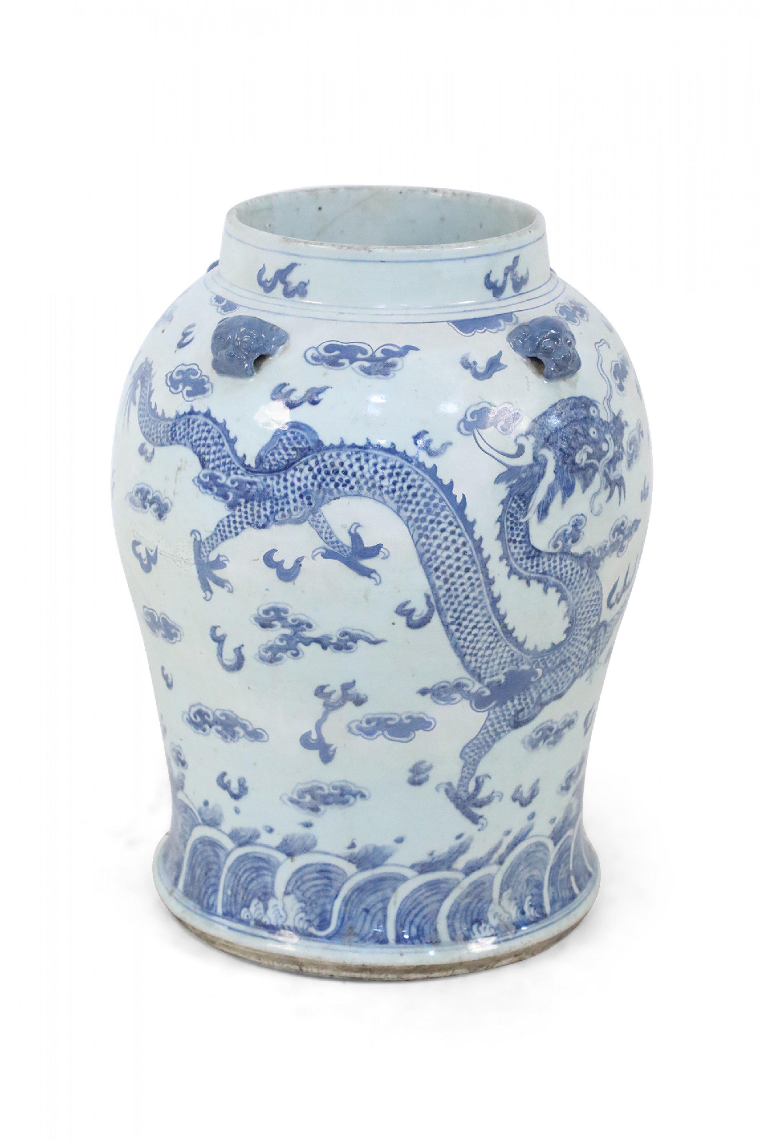 Chinesische weiße und blaue Porzellanurne mit Drachenmotiv aus Porzellan im Angebot 5