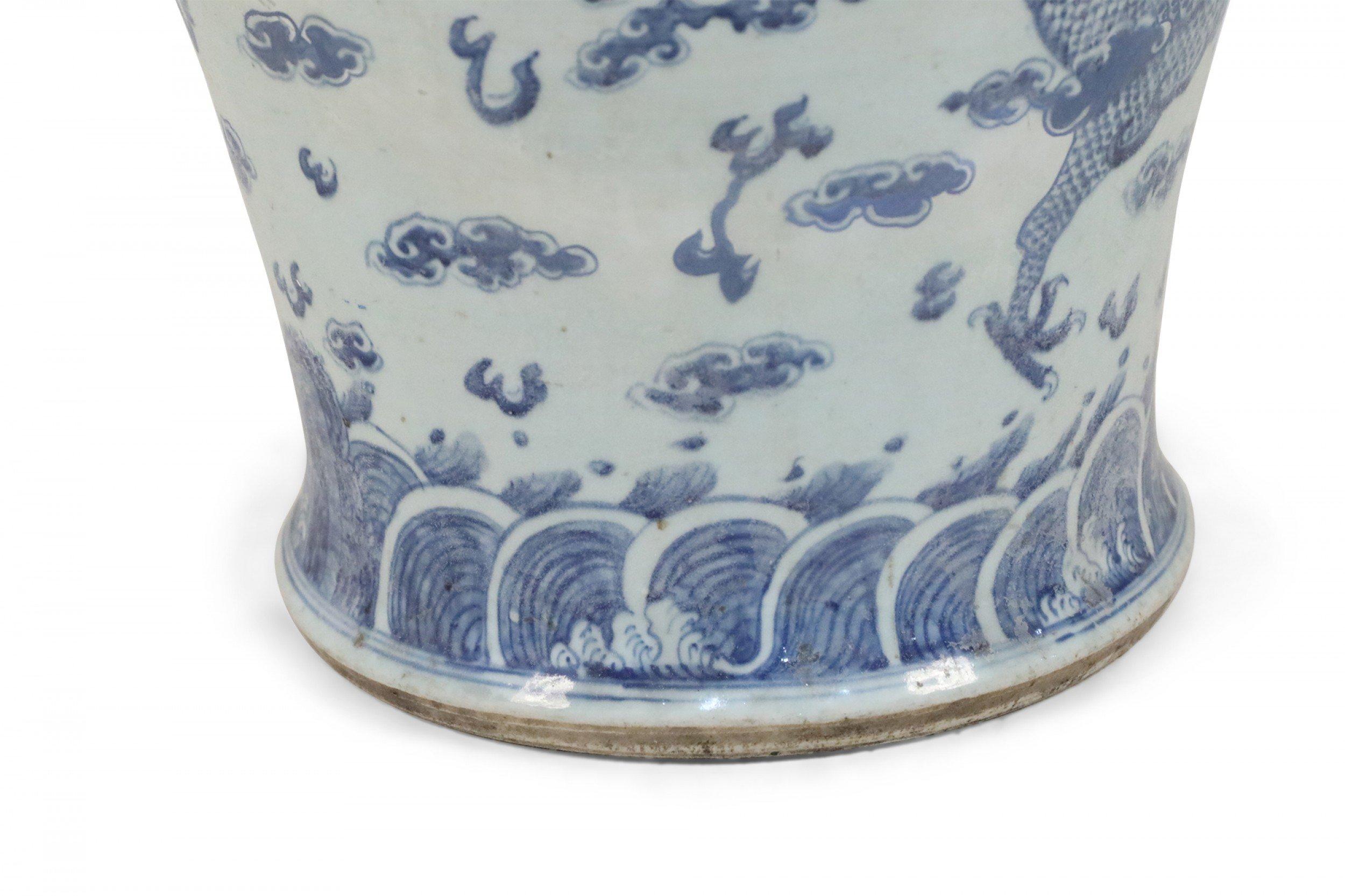 Urne de sol en porcelaine chinoise à motif de dragon blanc et bleu en vente 4