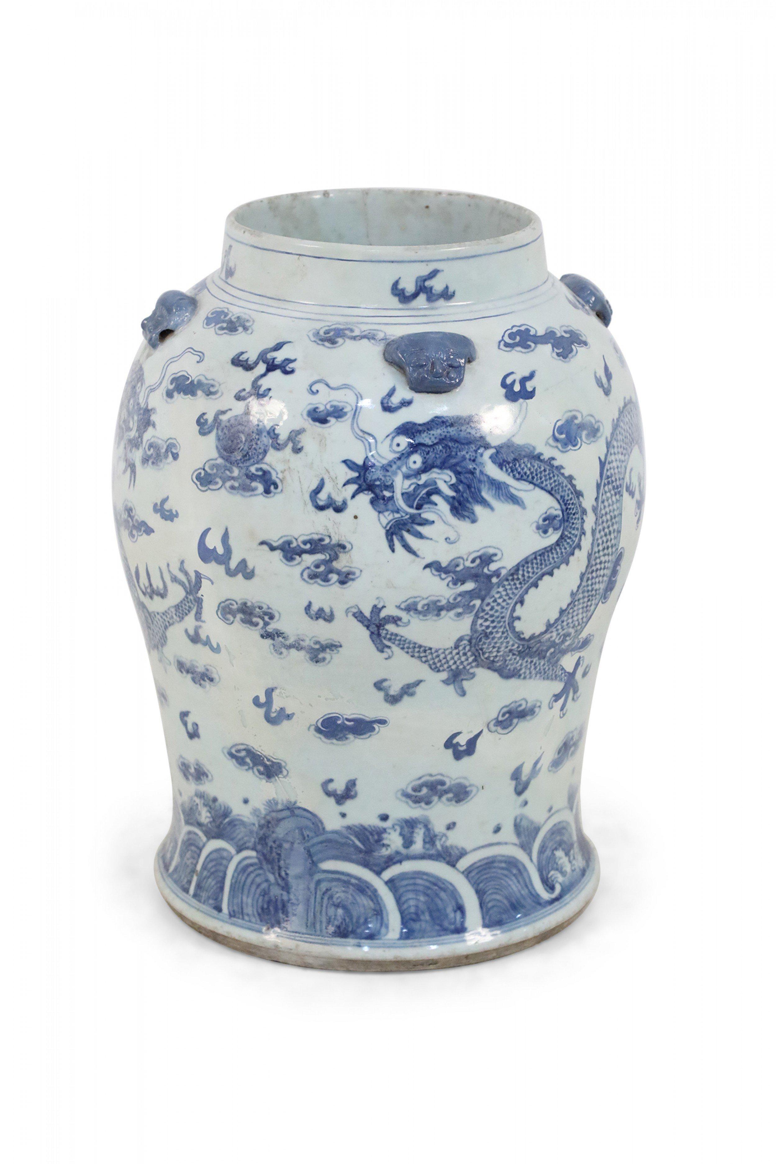 Chinesische weiße und blaue Porzellanurne mit Drachenmotiv aus Porzellan (Chinesischer Export) im Angebot