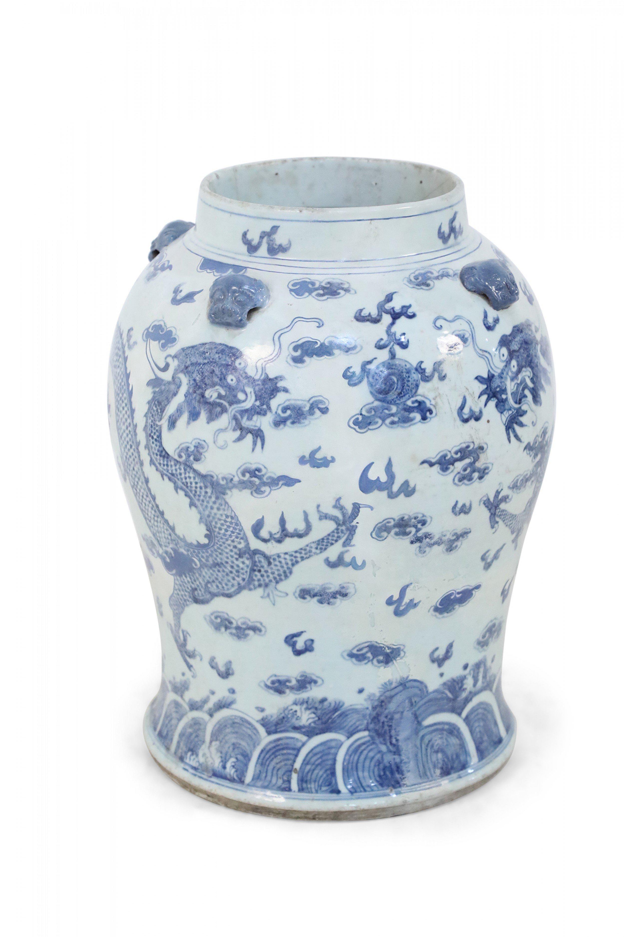 Chinesische weiße und blaue Porzellanurne mit Drachenmotiv aus Porzellan im Zustand „Gut“ im Angebot in New York, NY