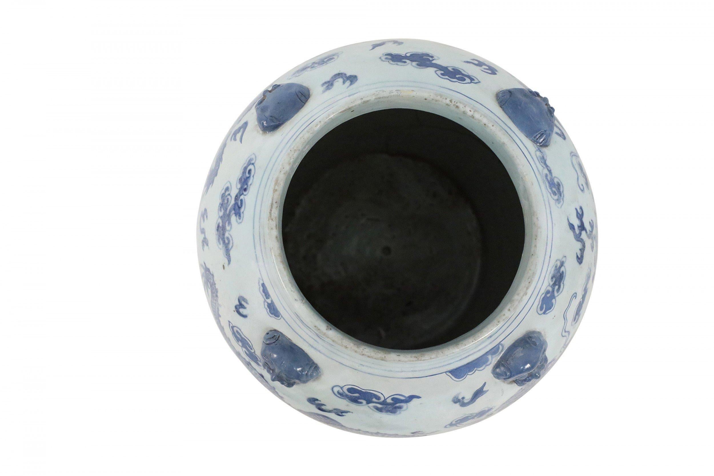 Chinesische weiße und blaue Porzellanurne mit Drachenmotiv aus Porzellan (20. Jahrhundert) im Angebot