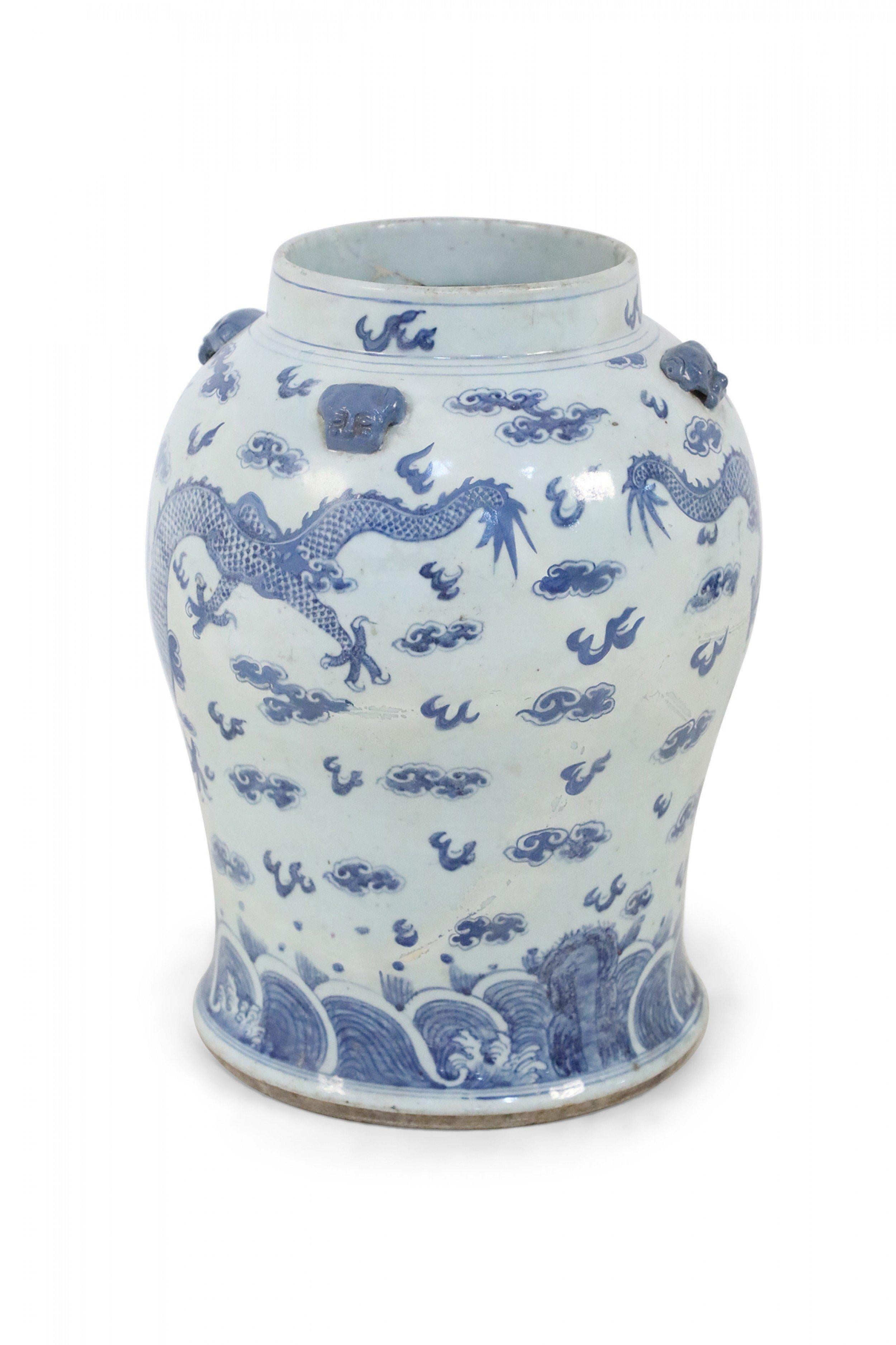 Urne de sol en porcelaine chinoise à motif de dragon blanc et bleu en vente 1