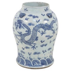 Urne de sol en porcelaine chinoise à motif de dragon blanc et bleu