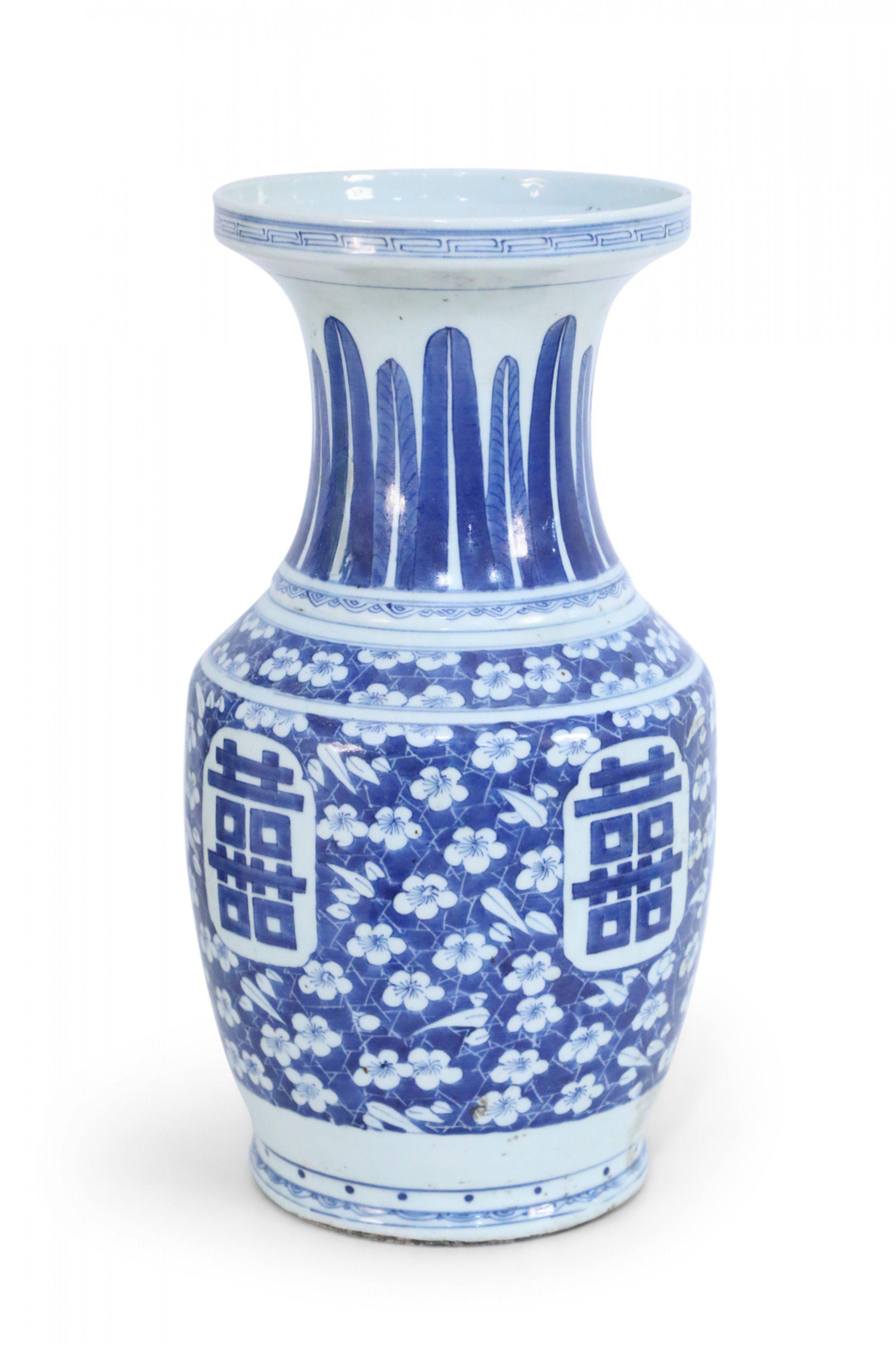 Chinese White and Blue Feather and Floral Motif Porcelain Urn In Good Condition For Sale In New York, NY