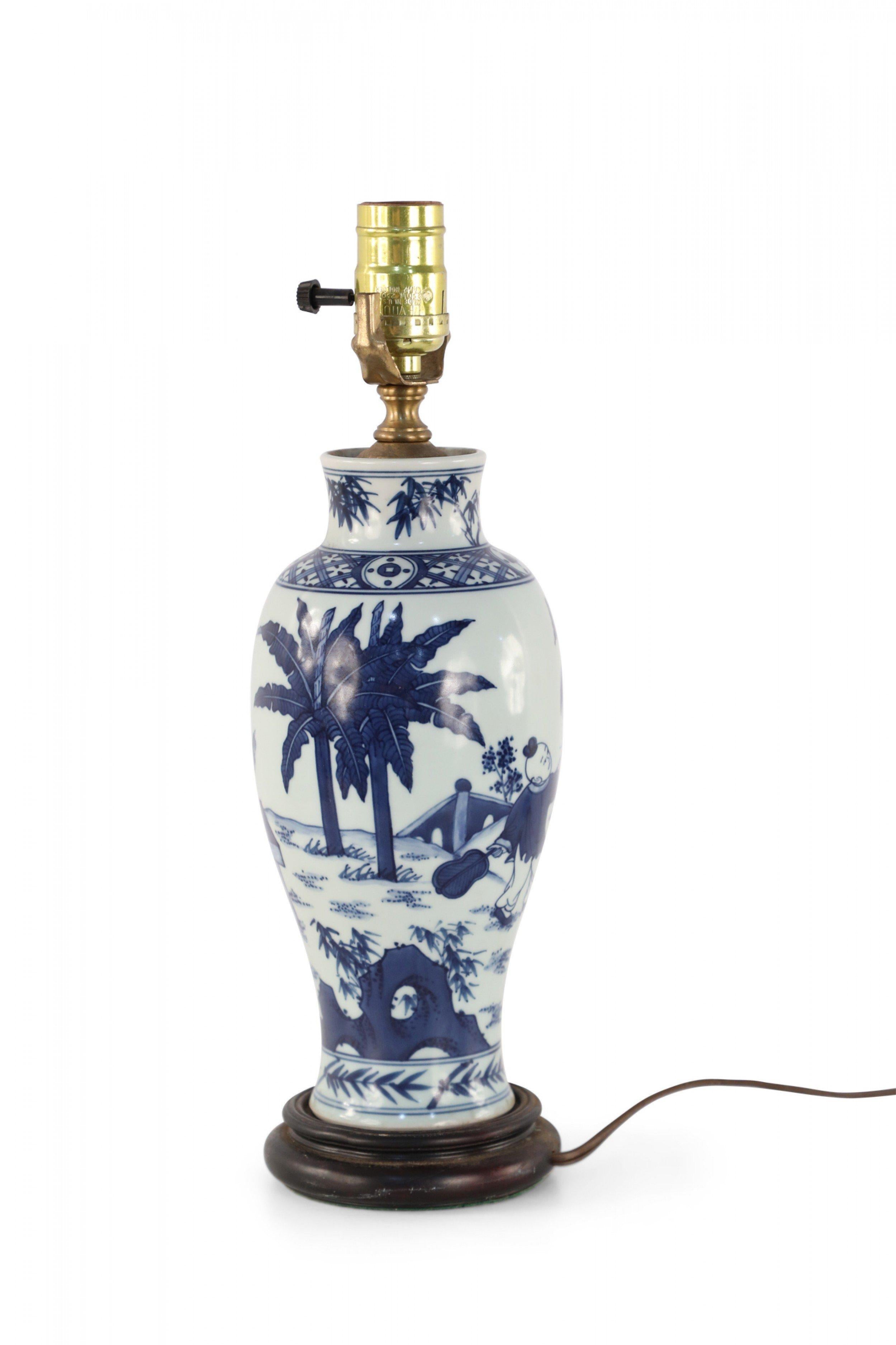 Exportation chinoise Lampe de table chinoise en porcelaine représentant une scène figurative blanche et bleue en vente