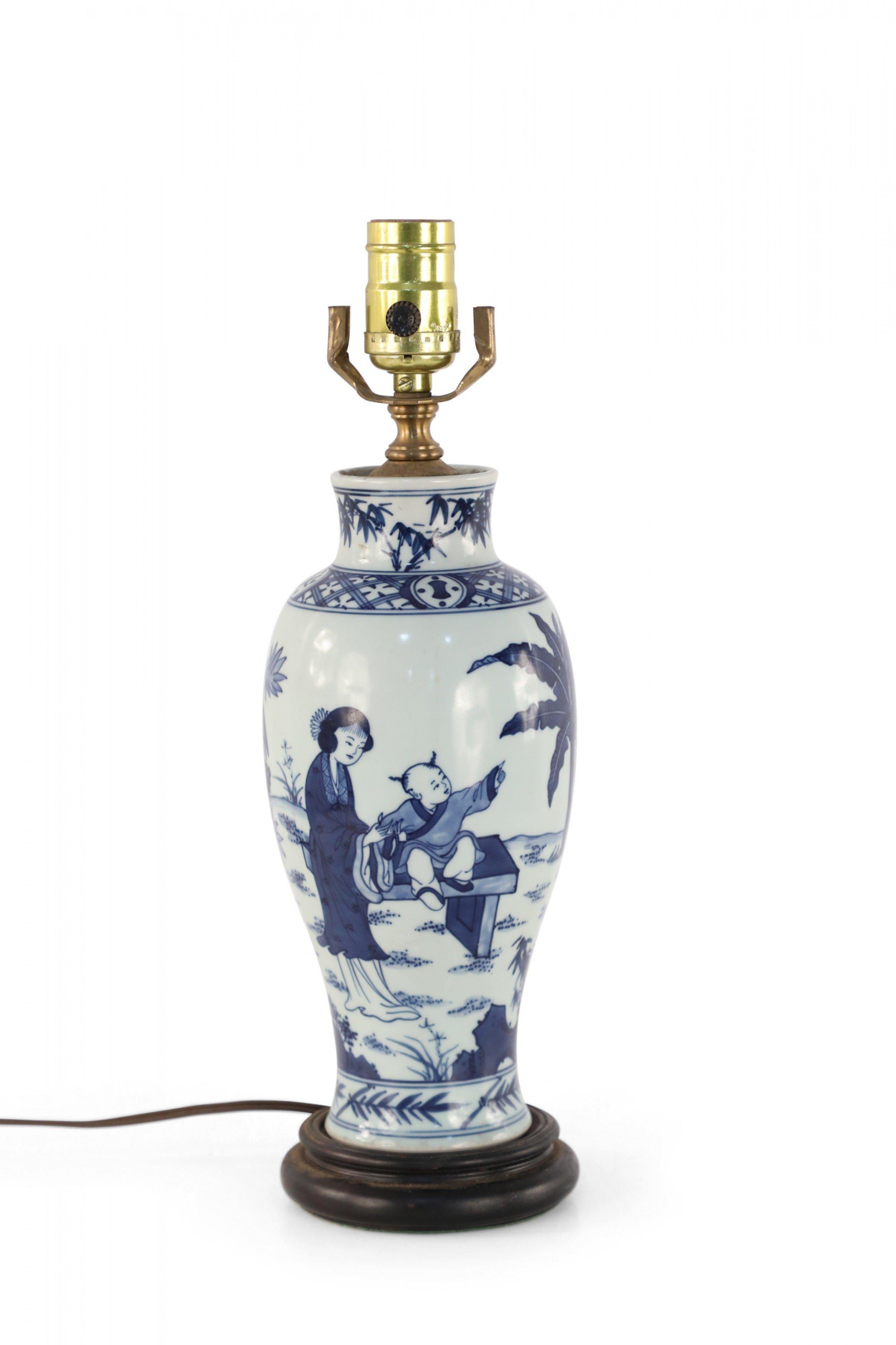 Chinois Lampe de table chinoise en porcelaine représentant une scène figurative blanche et bleue en vente